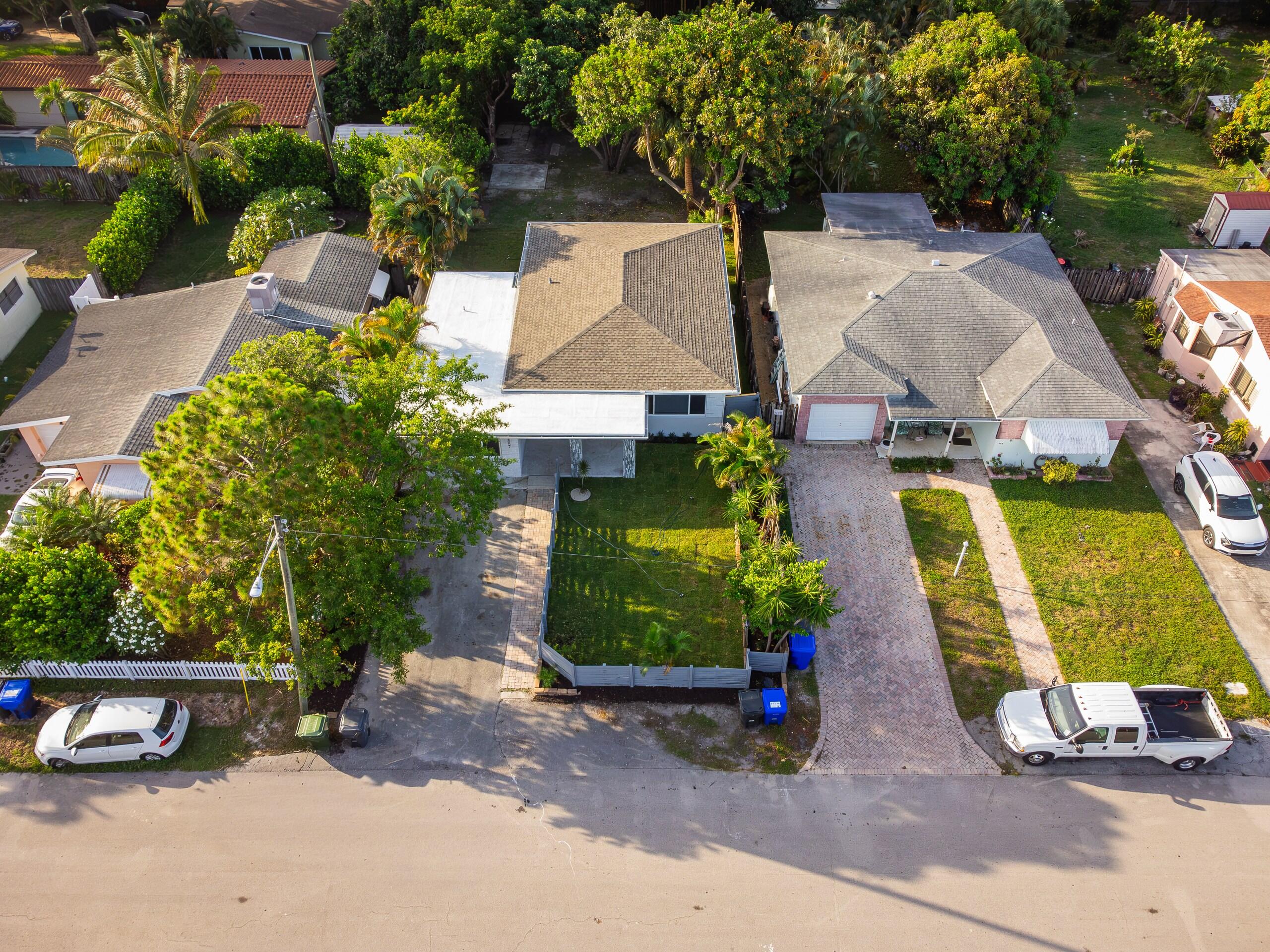 HOLLYWOOD LITTLE RANCHES - Residential