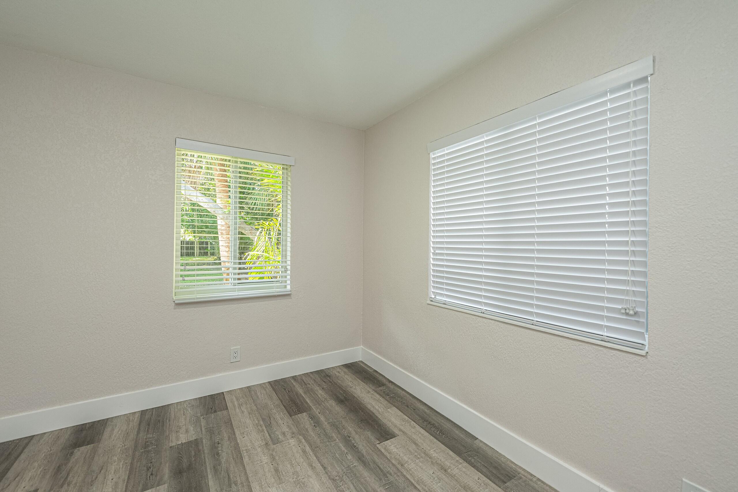 HOLLYWOOD LITTLE RANCHES - Residential