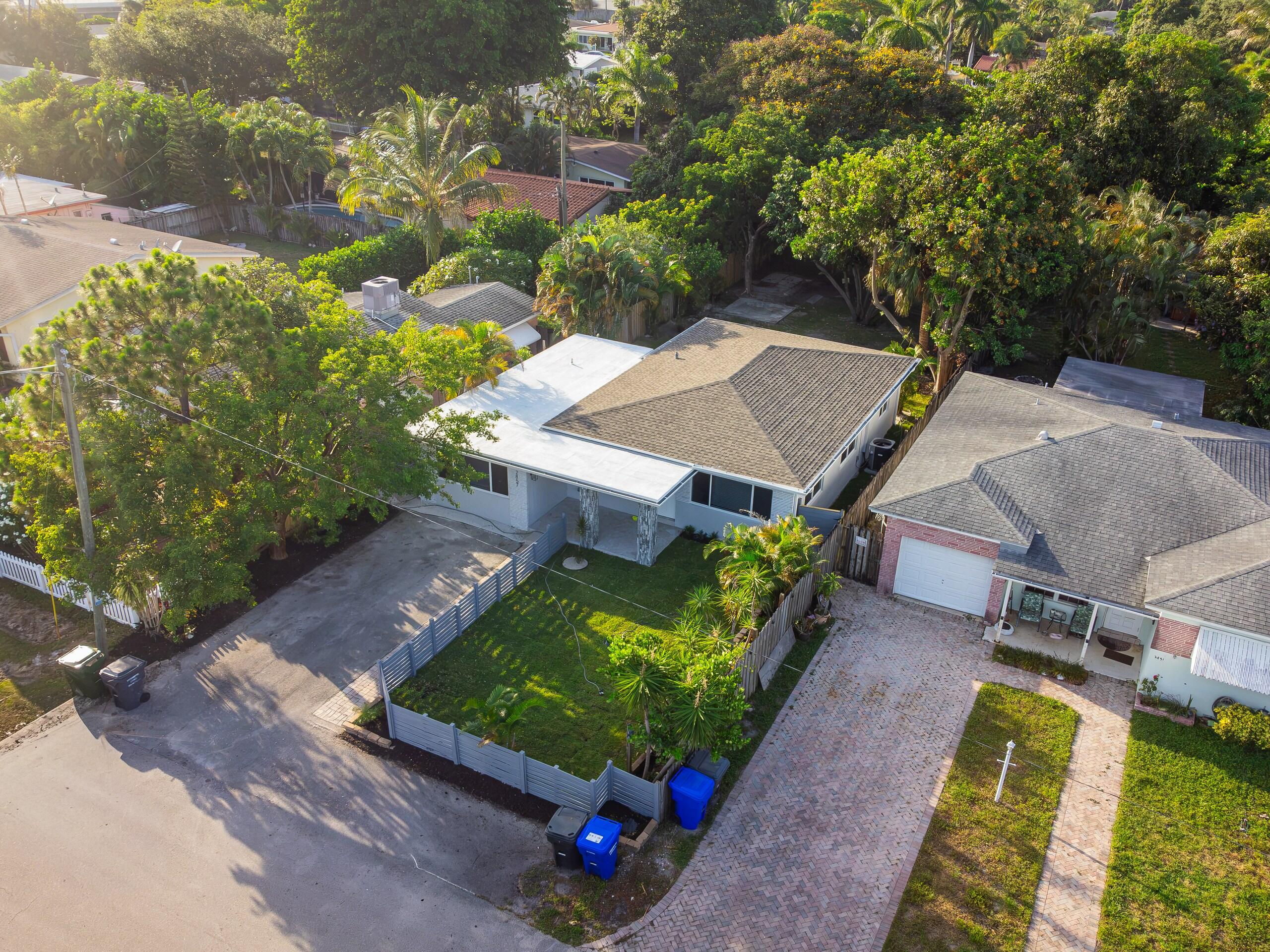 HOLLYWOOD LITTLE RANCHES - Residential