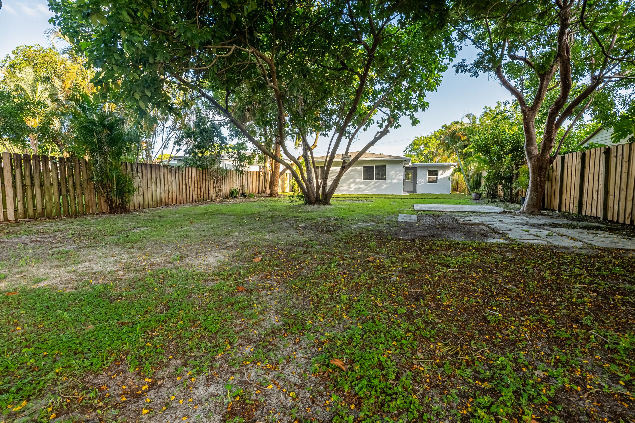 HOLLYWOOD LITTLE RANCHES - Residential