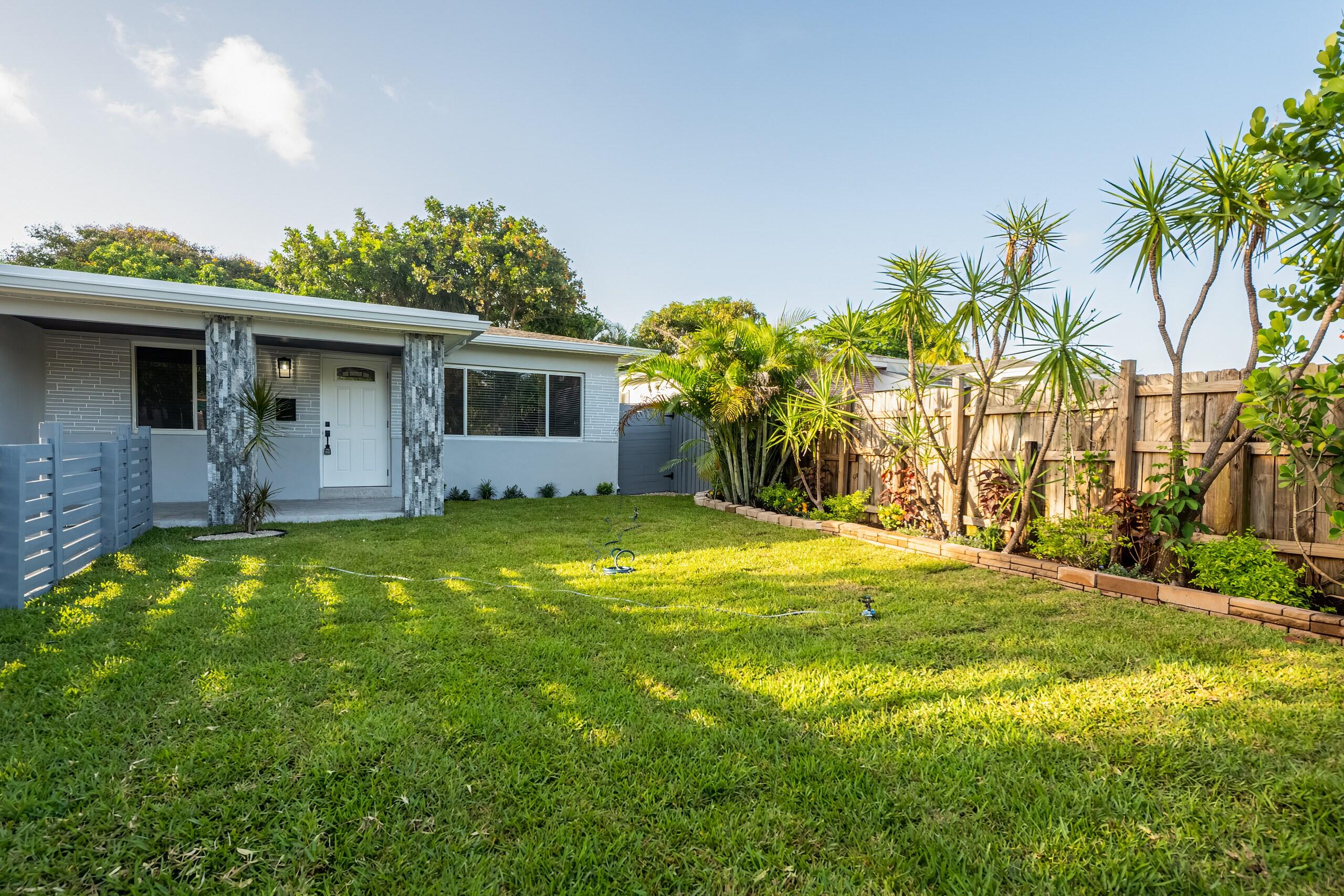 HOLLYWOOD LITTLE RANCHES - Residential