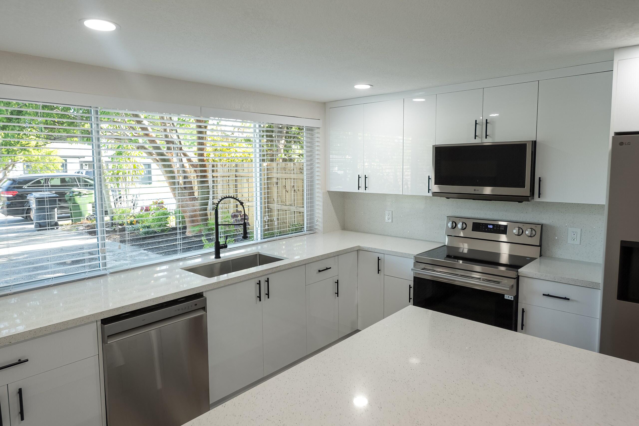 HOLLYWOOD LITTLE RANCHES - Residential