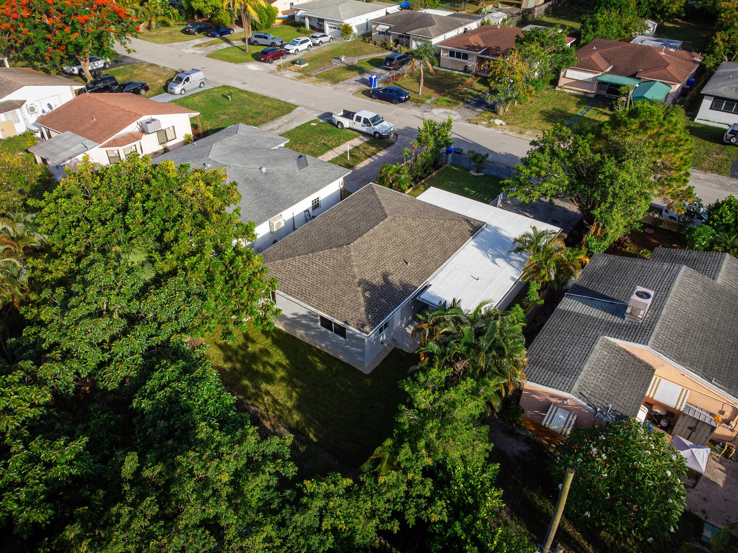 HOLLYWOOD LITTLE RANCHES - Residential