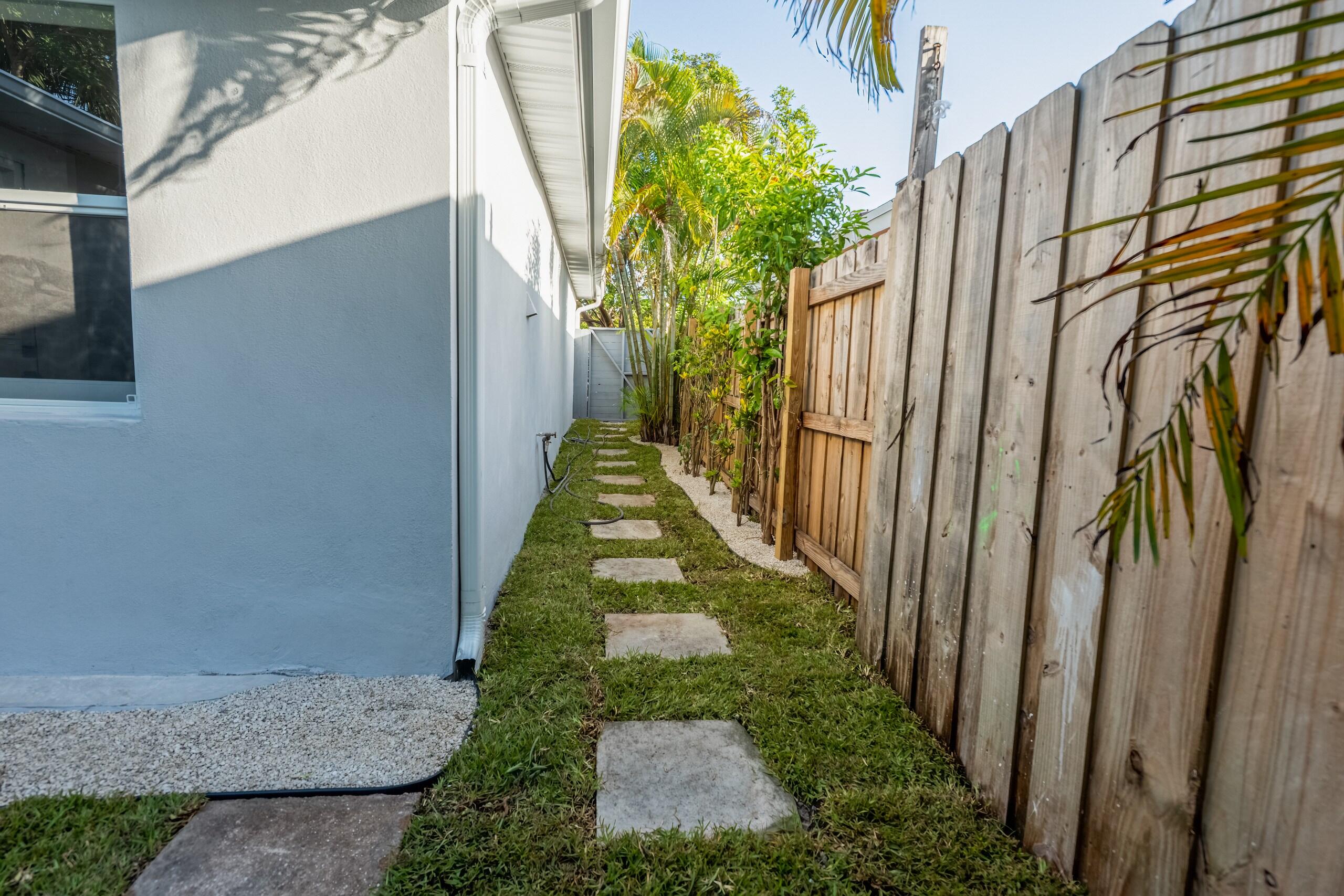 HOLLYWOOD LITTLE RANCHES - Residential