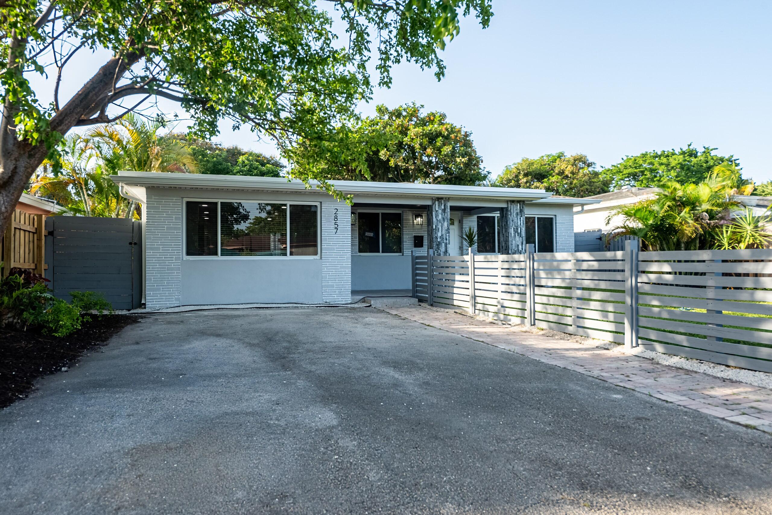 HOLLYWOOD LITTLE RANCHES - Residential