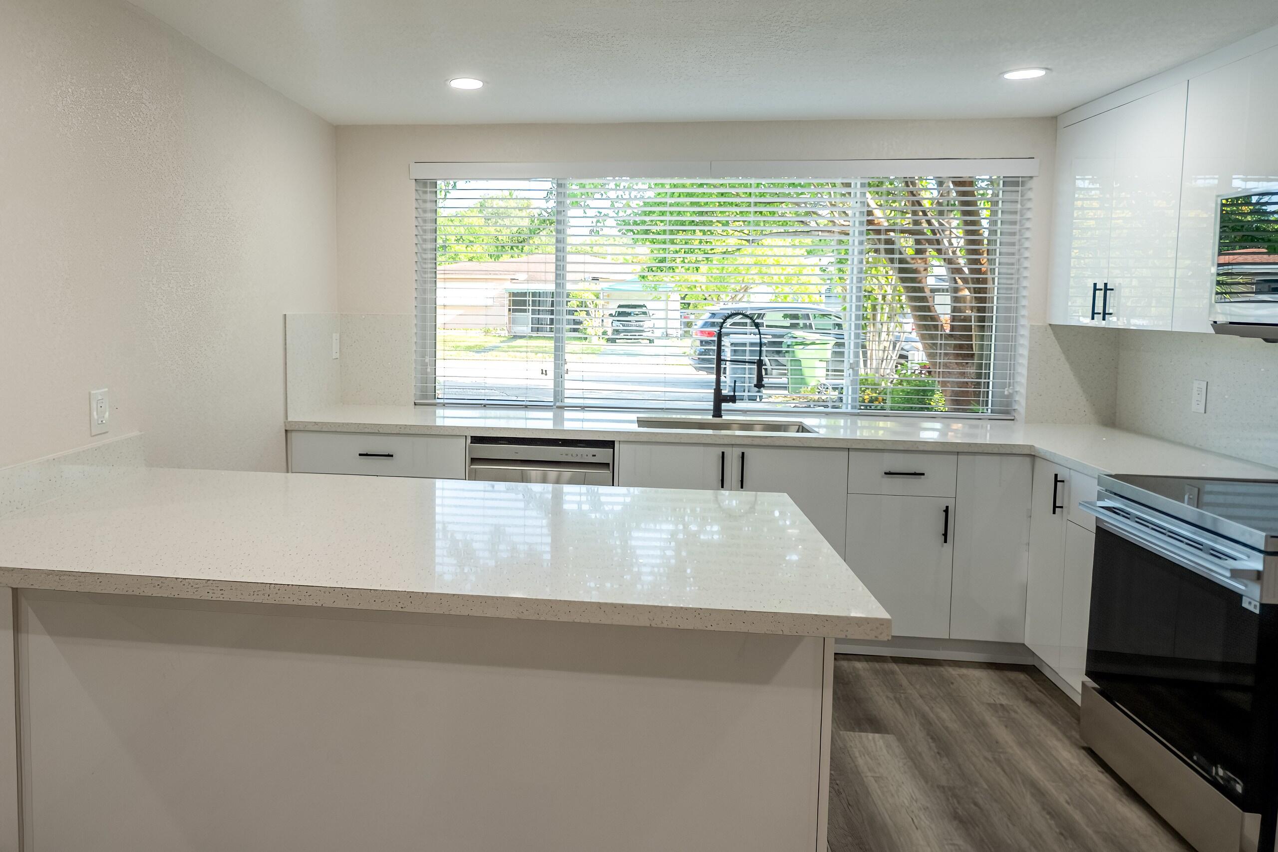 HOLLYWOOD LITTLE RANCHES - Residential