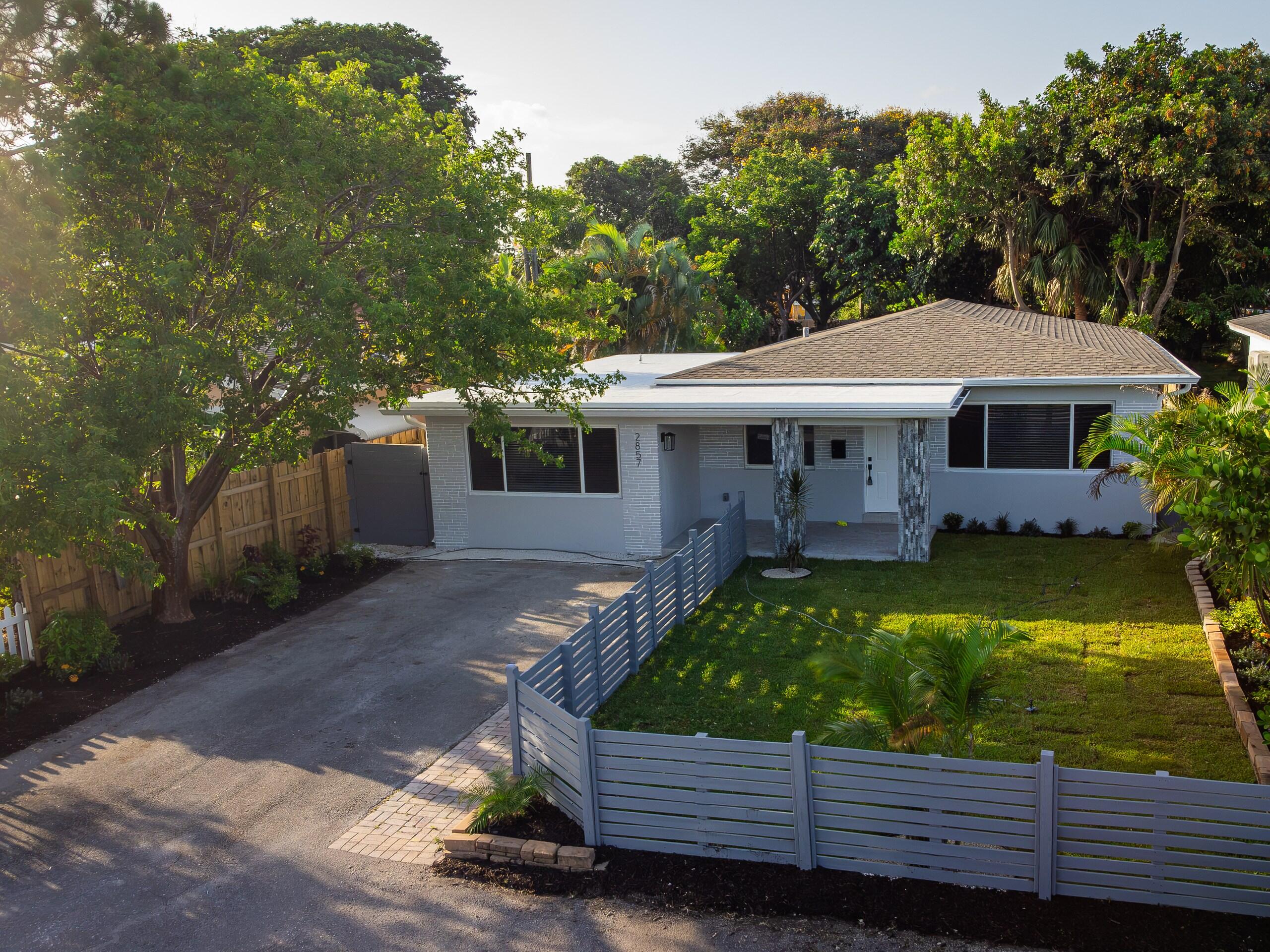 HOLLYWOOD LITTLE RANCHES - Residential