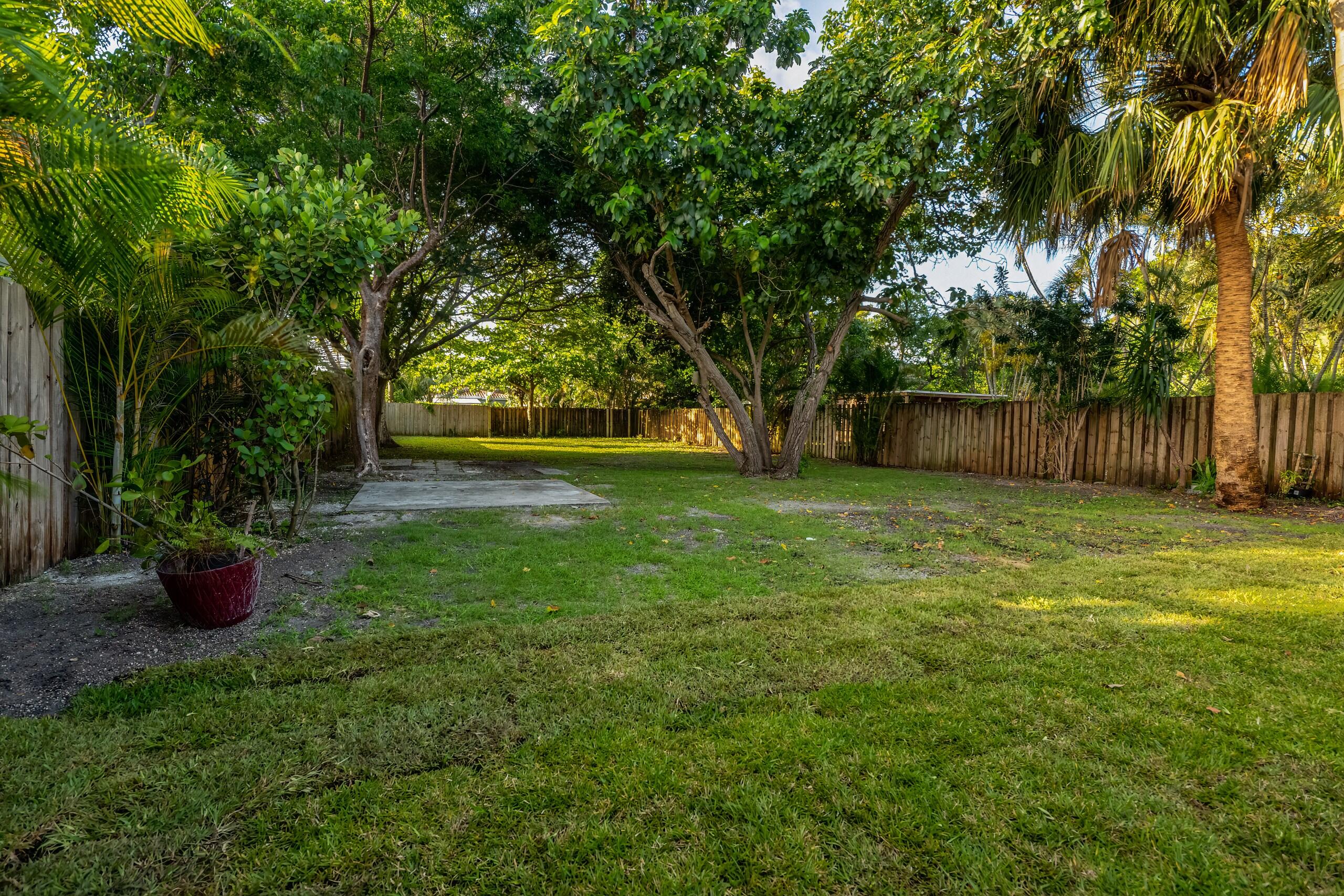 HOLLYWOOD LITTLE RANCHES - Residential