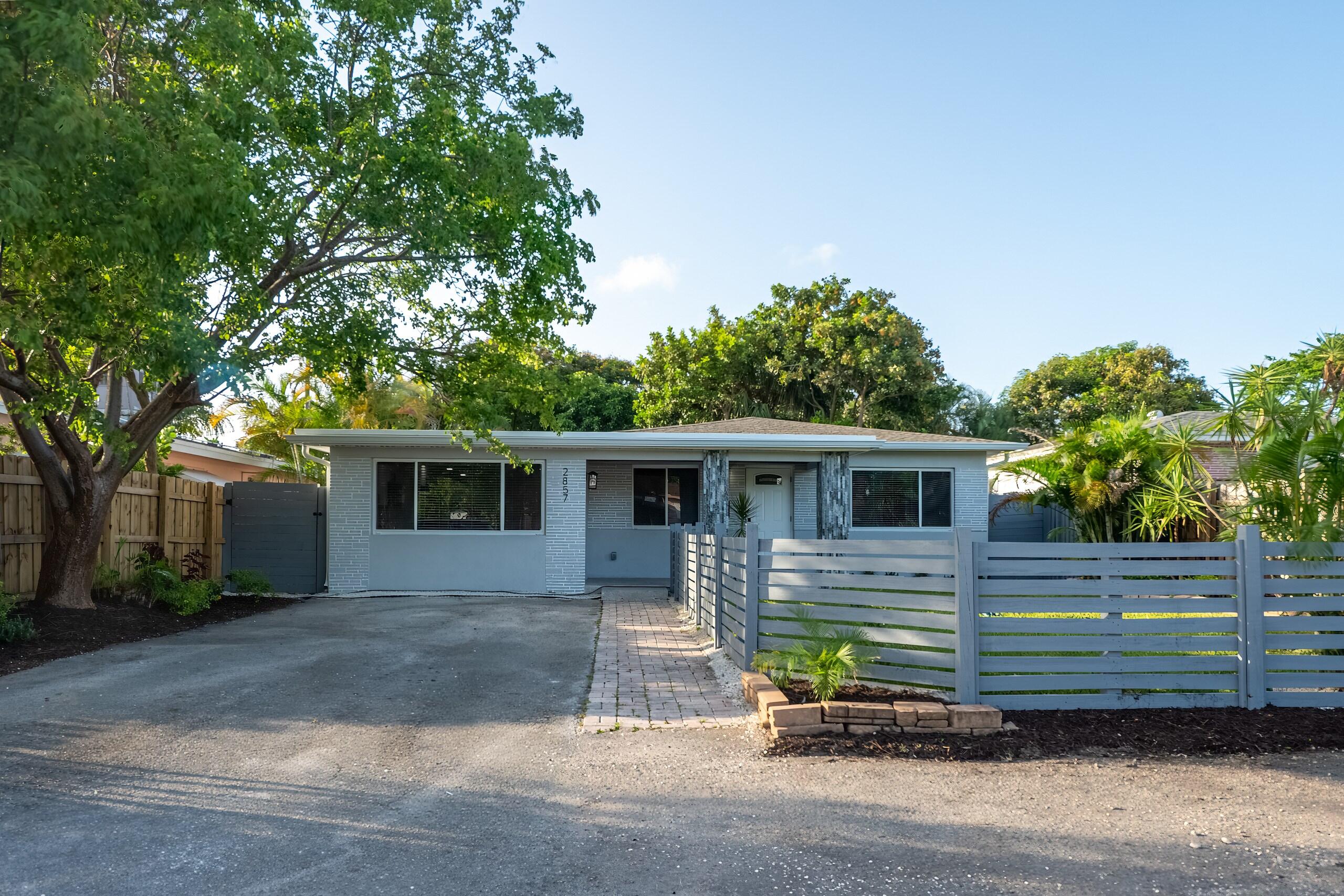 HOLLYWOOD LITTLE RANCHES - Residential