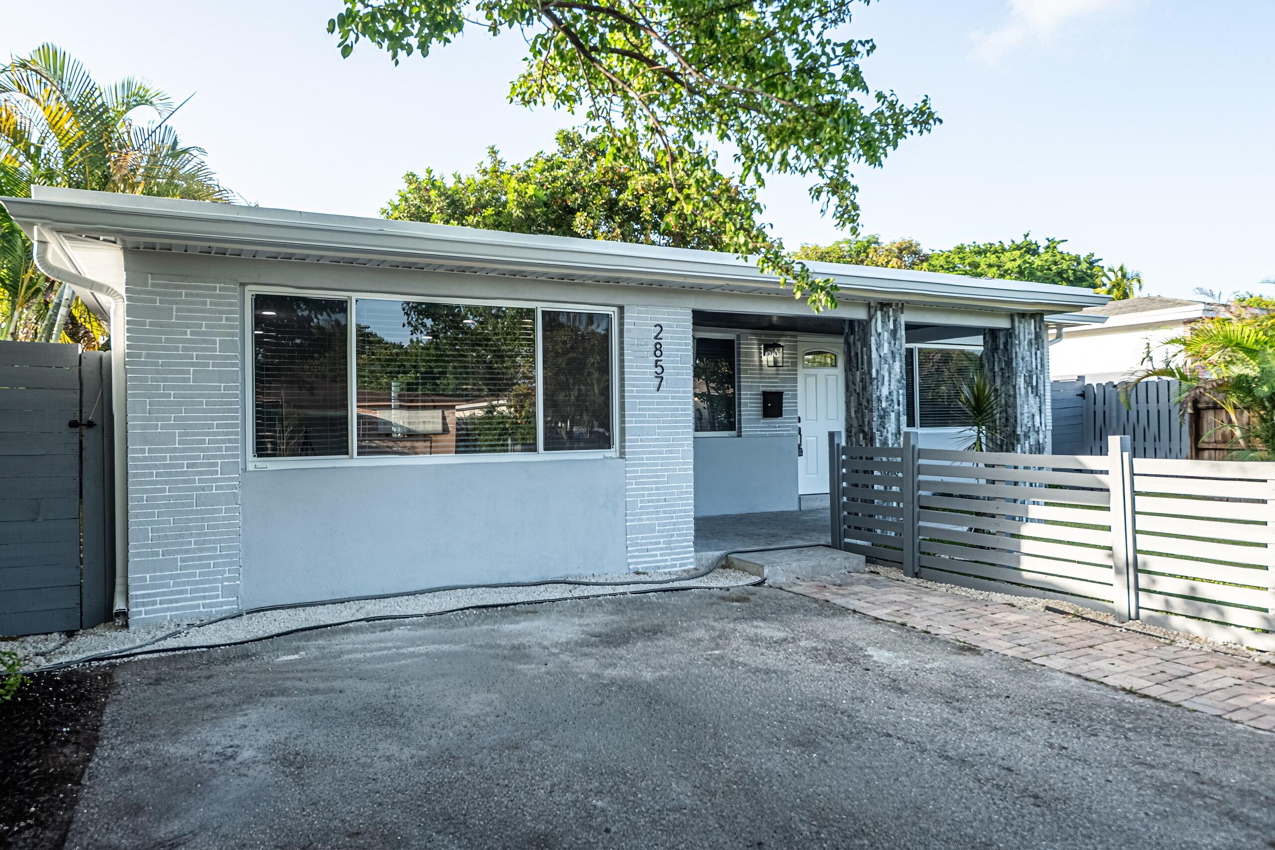 HOLLYWOOD LITTLE RANCHES - Residential