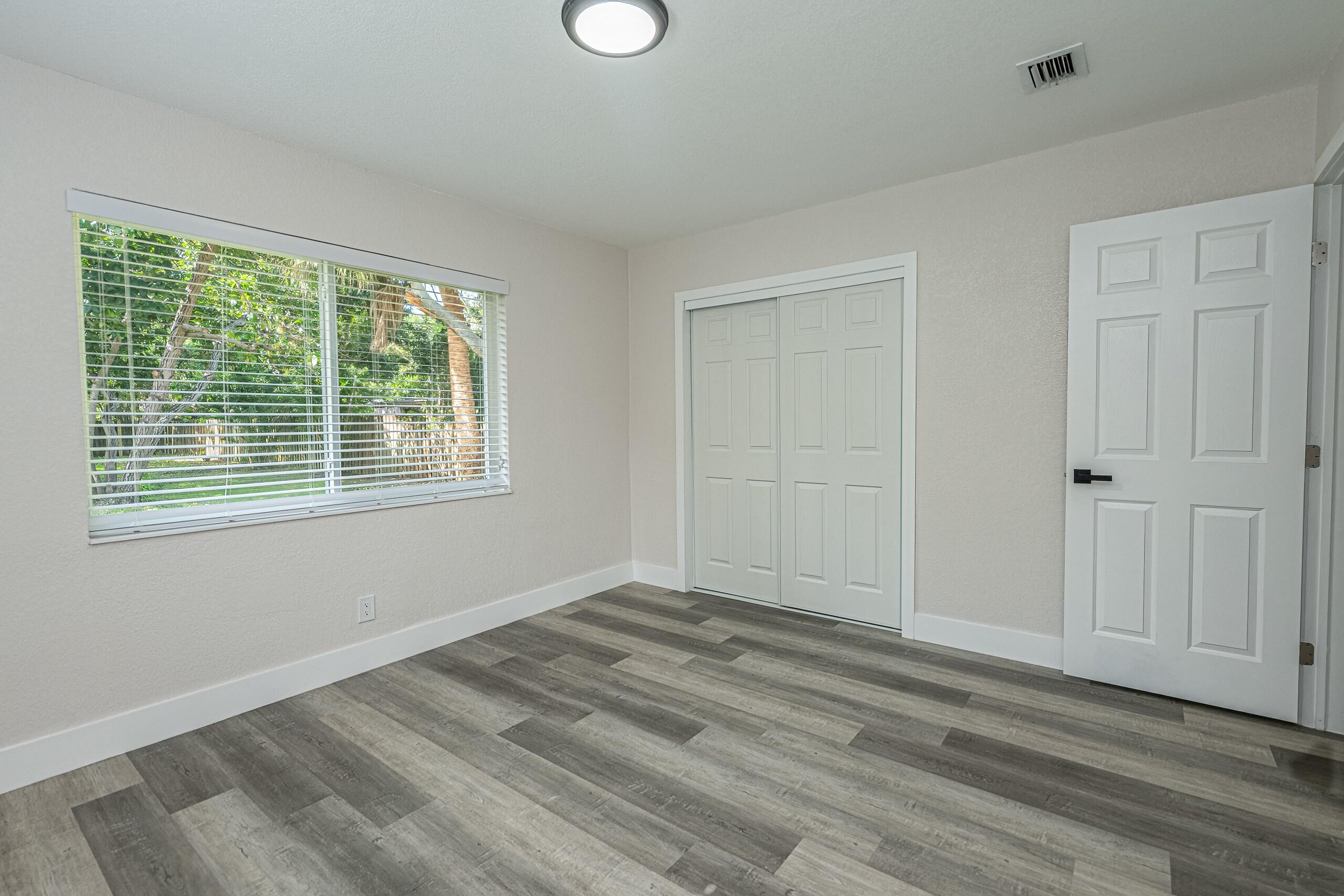 HOLLYWOOD LITTLE RANCHES - Residential