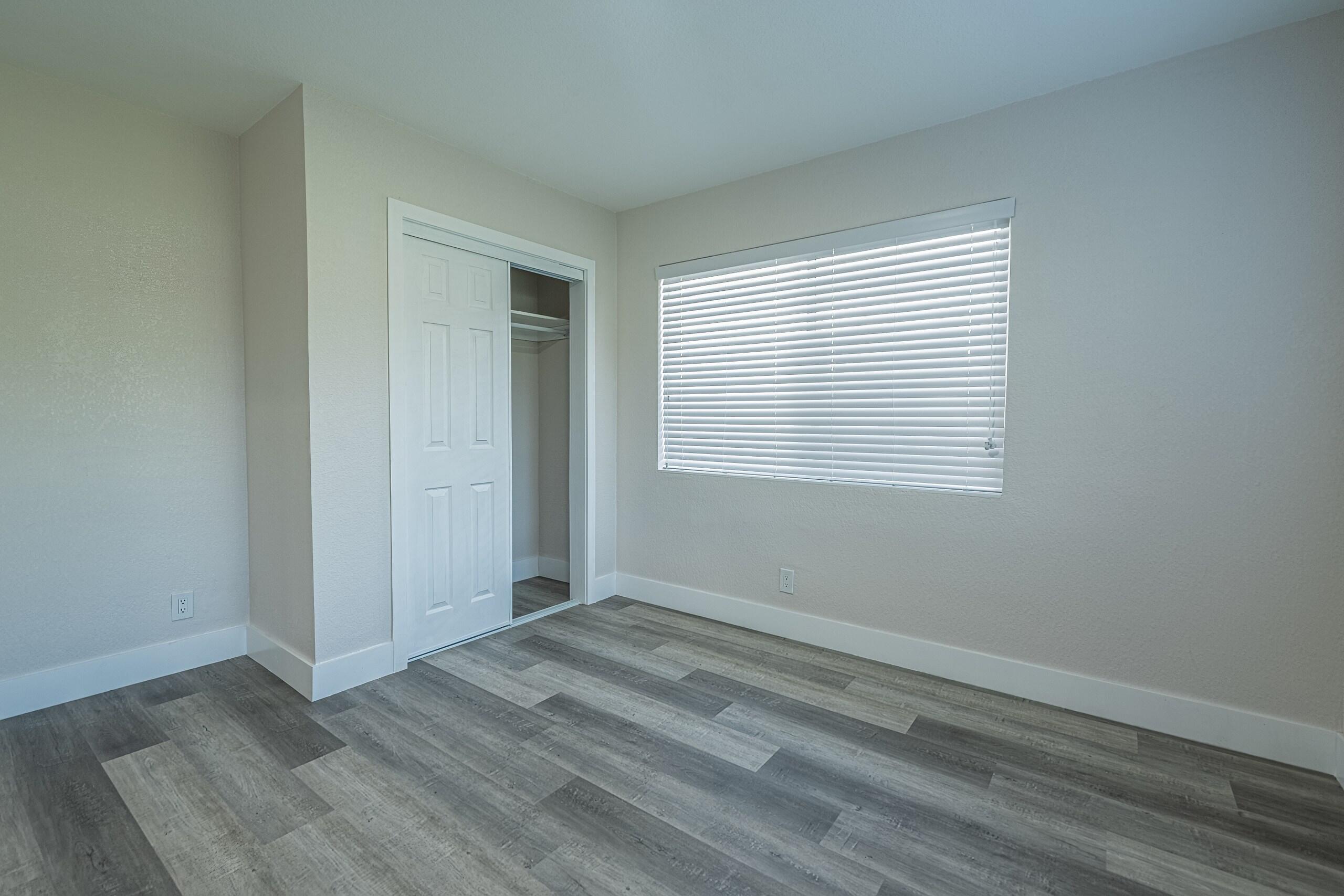 HOLLYWOOD LITTLE RANCHES - Residential