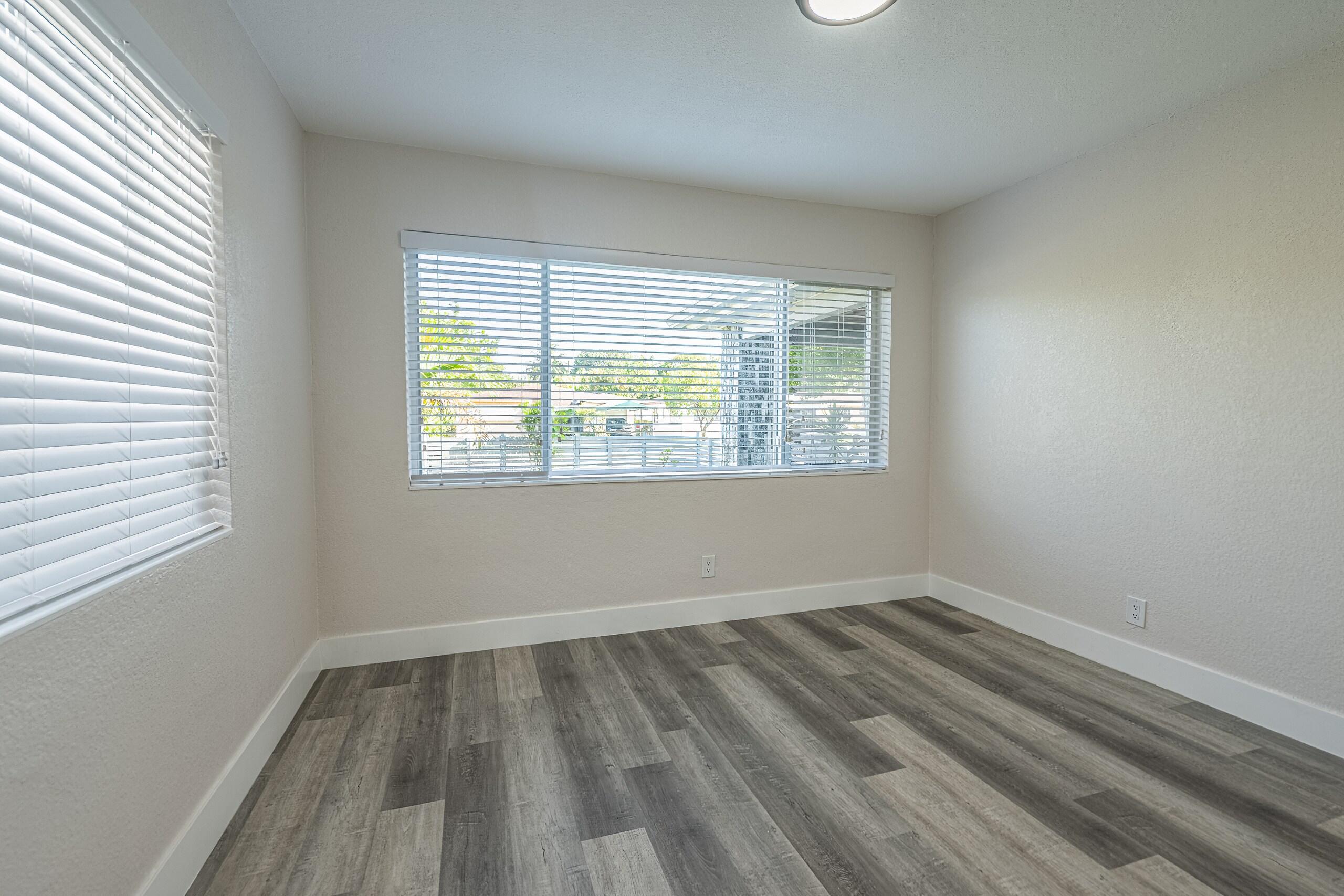 HOLLYWOOD LITTLE RANCHES - Residential