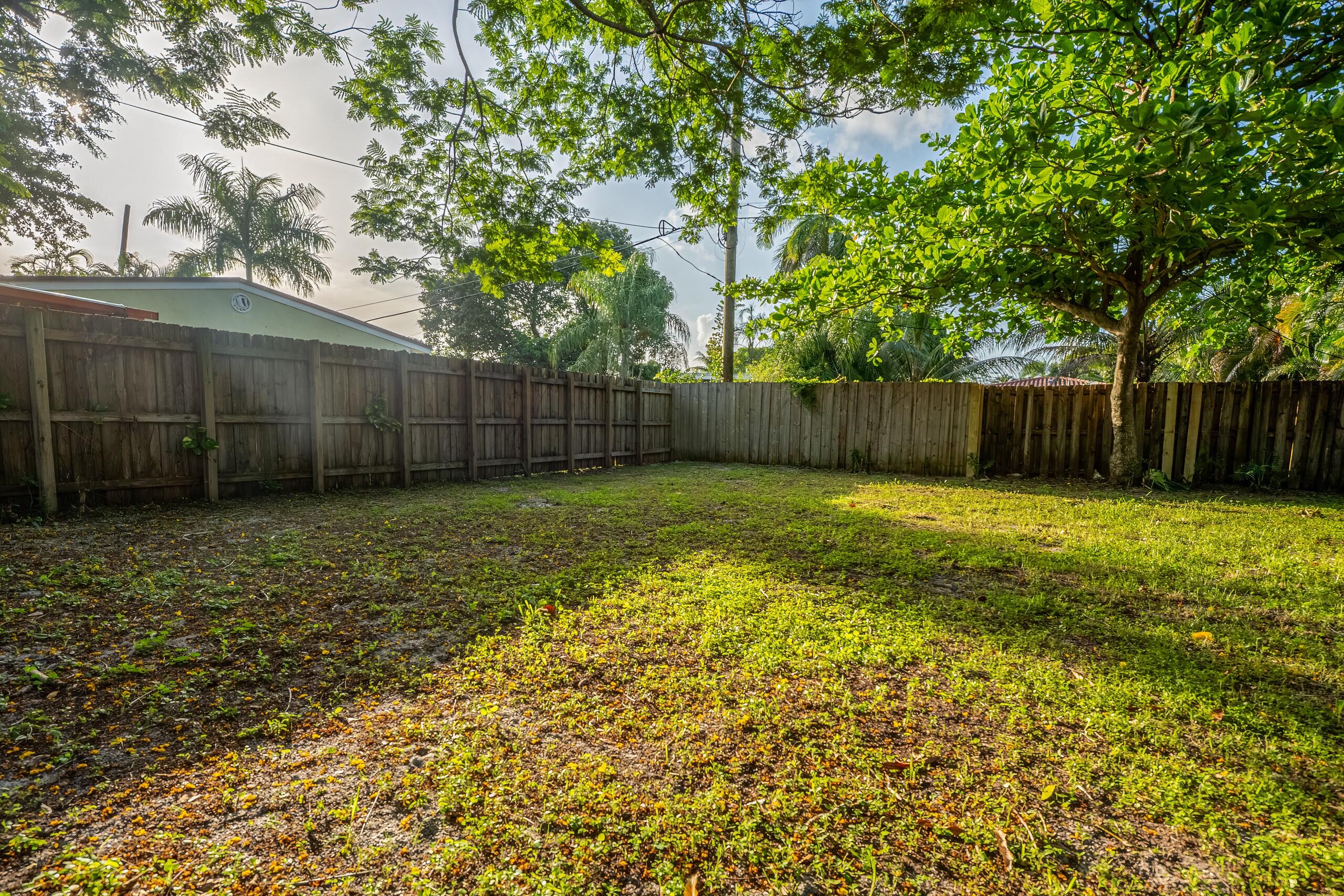 HOLLYWOOD LITTLE RANCHES - Residential