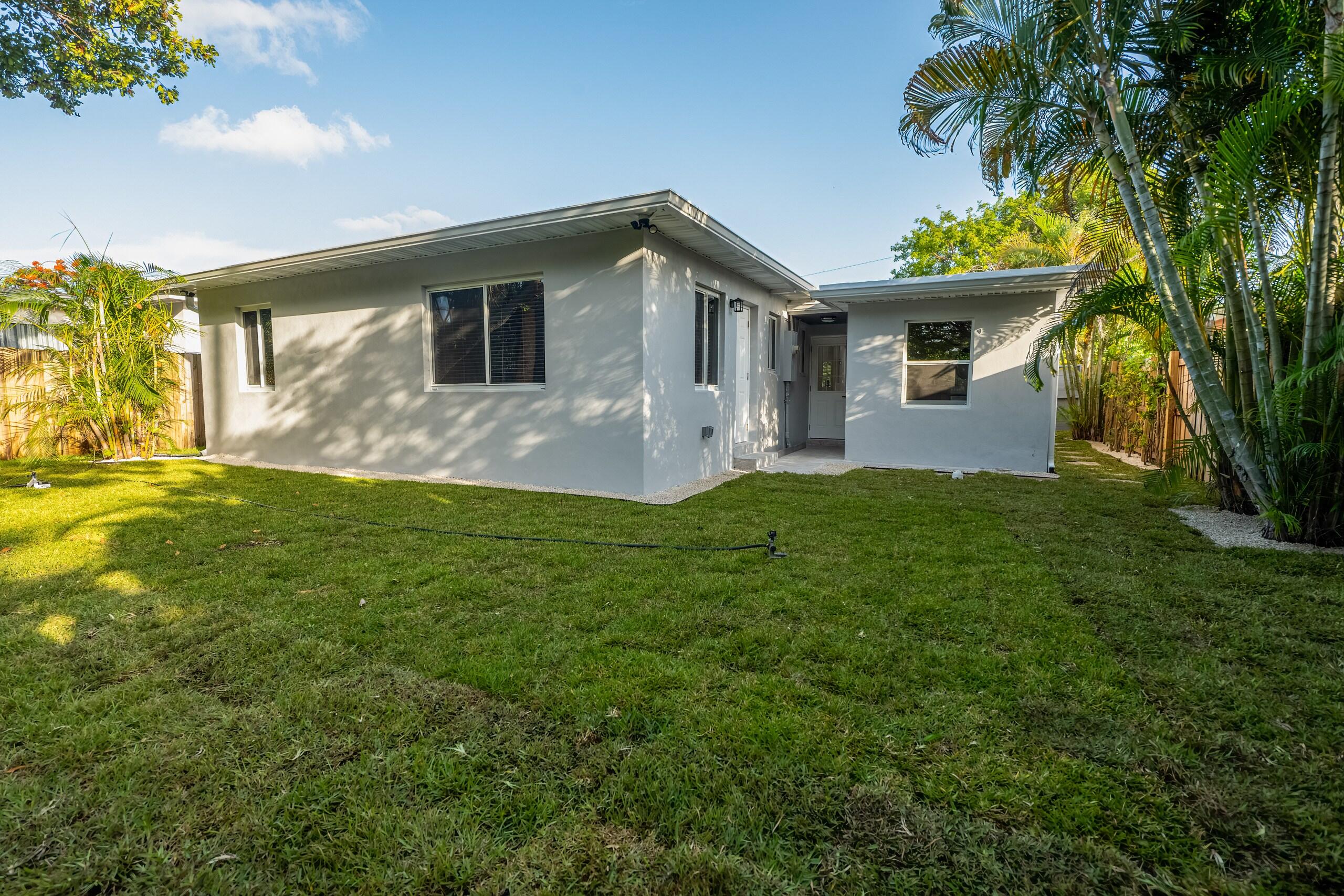 HOLLYWOOD LITTLE RANCHES - Residential
