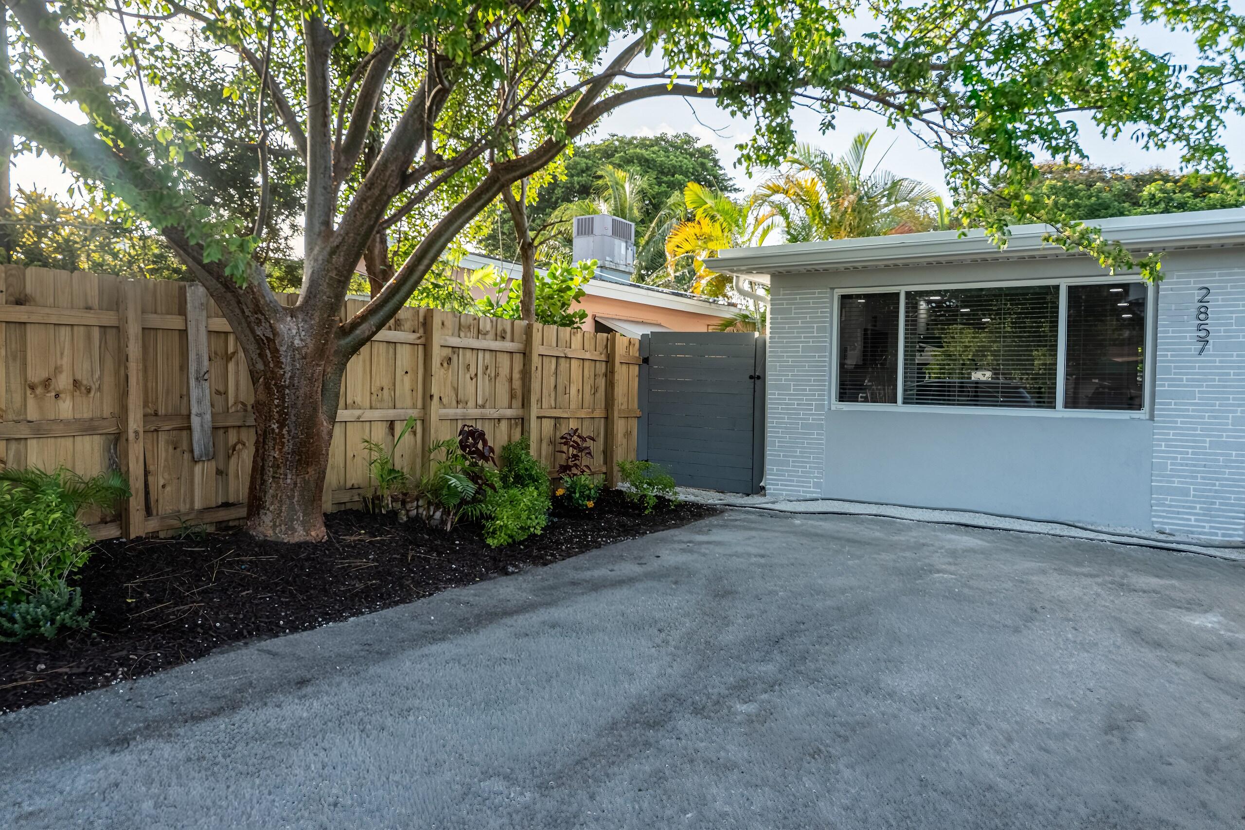 HOLLYWOOD LITTLE RANCHES - Residential