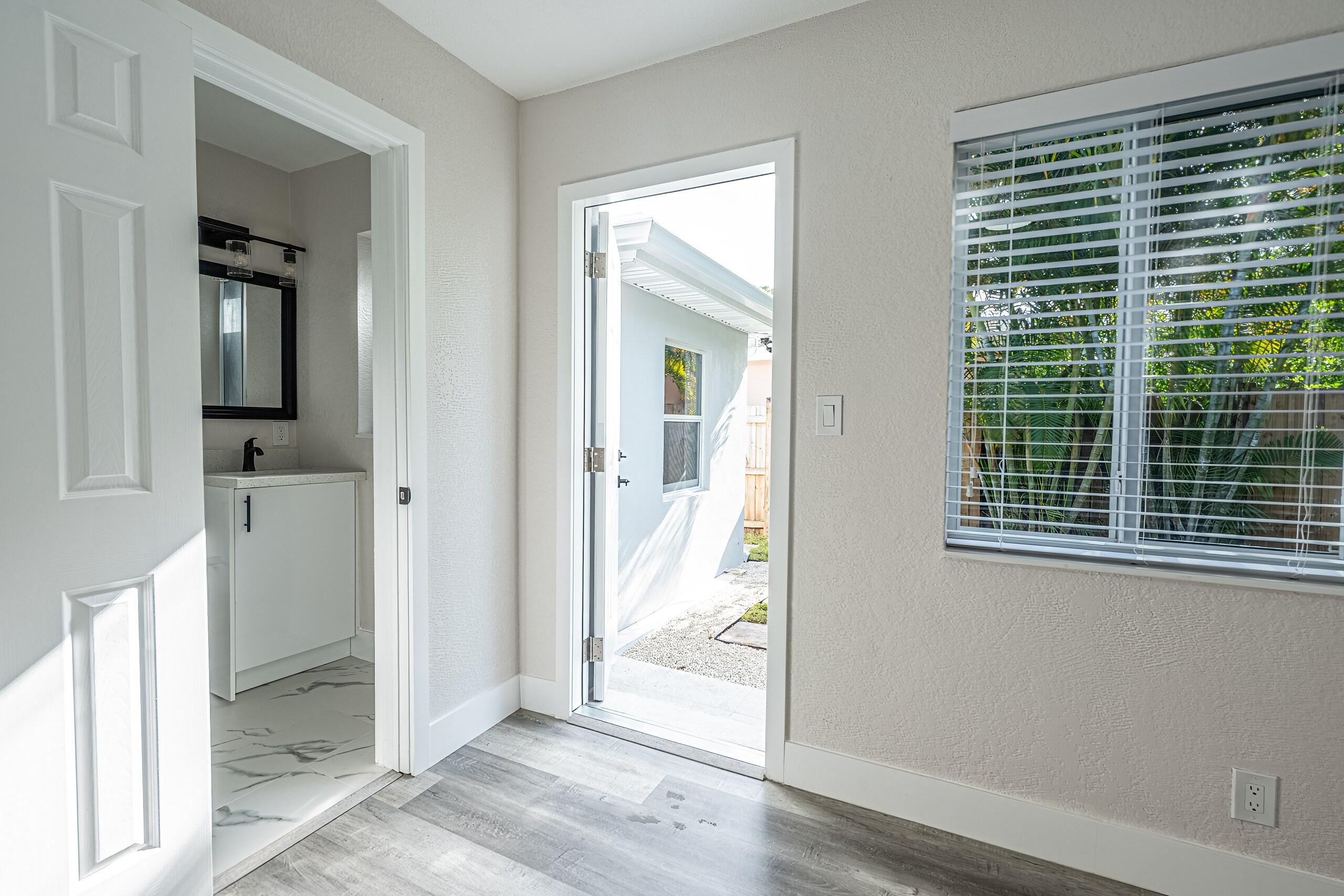 HOLLYWOOD LITTLE RANCHES - Residential