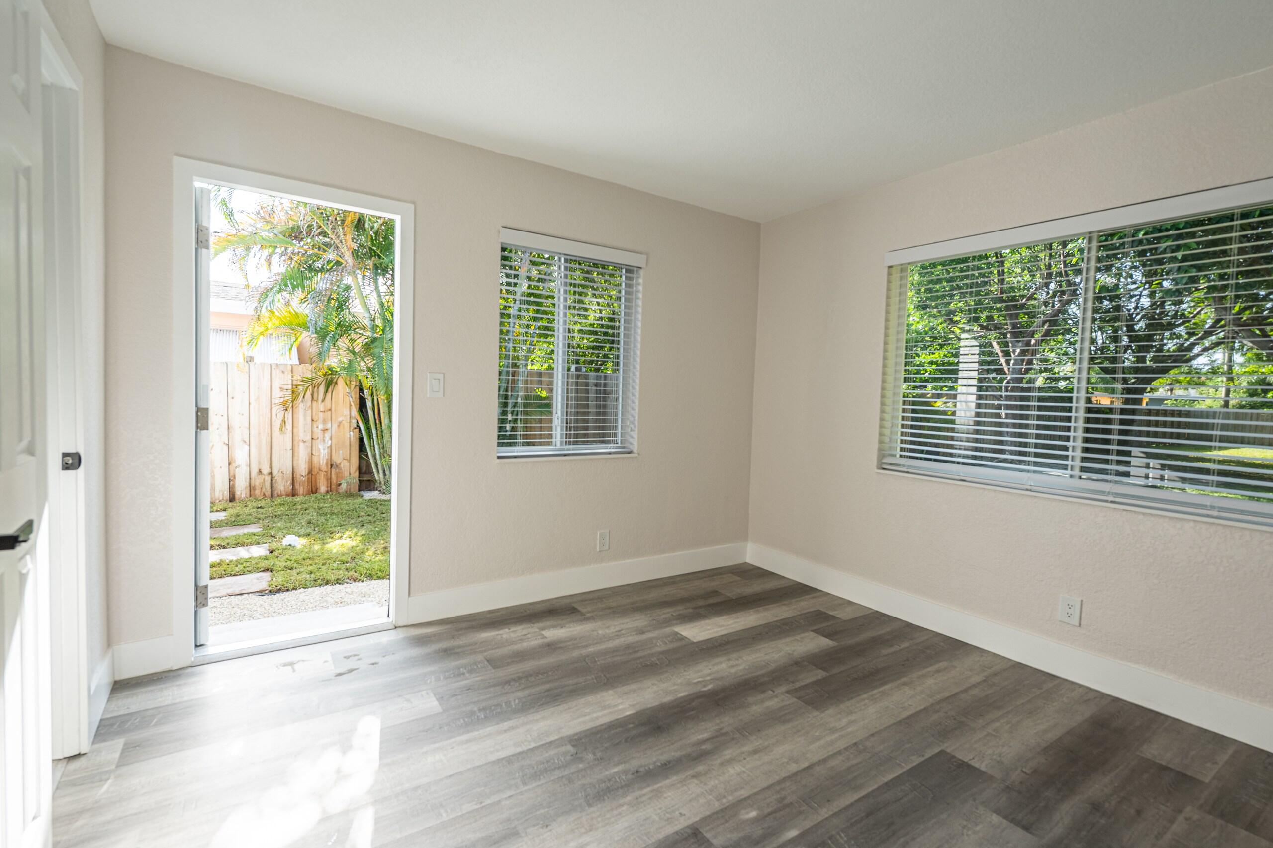 HOLLYWOOD LITTLE RANCHES - Residential