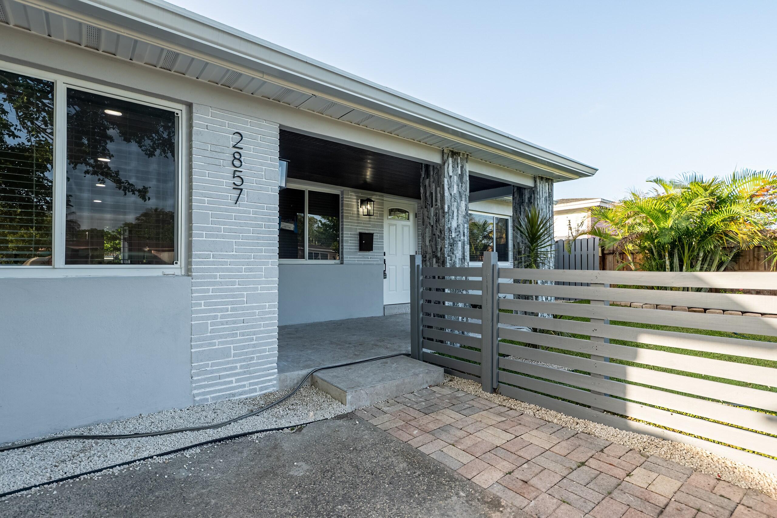 HOLLYWOOD LITTLE RANCHES - Residential