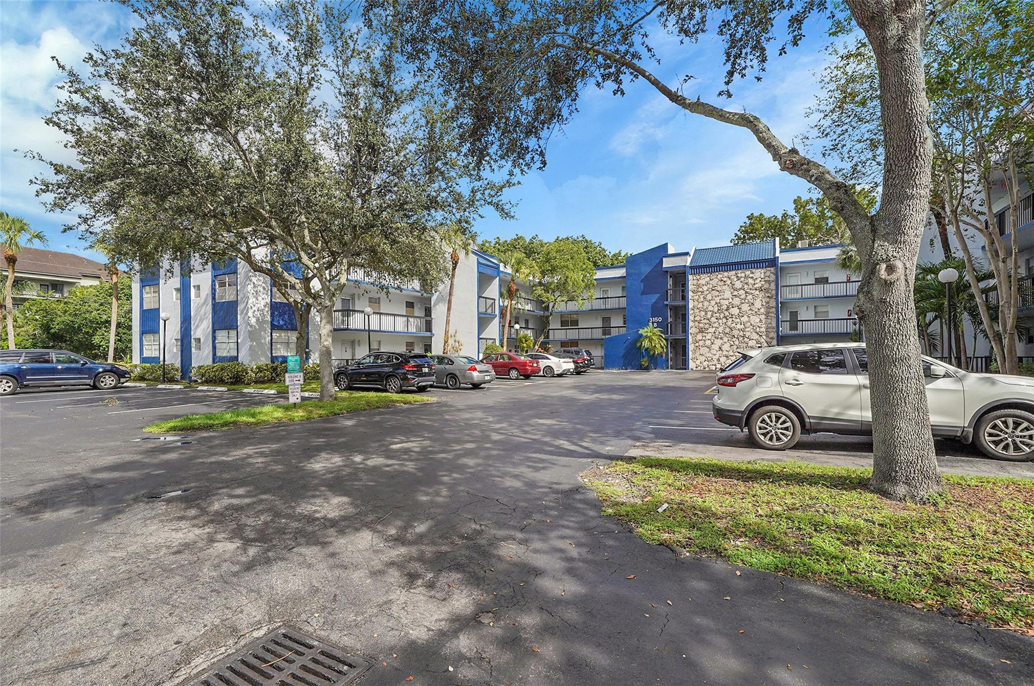Affordable and comfortable 55+ living in desirable Margate! This well-maintained 1BR/1BA first-floor condo offers easy, stair-free access and is conveniently located just steps from the community center. Recent updates include fresh interior paint, a new A/C, and a new water heater. The enclosed patio provides valuable extra space for storage, hobbies, or relaxation. Enjoy an assigned parking space directly in front of the unit, plus ample guest parking. The association fee includes water, basic cable, internet, and access to community facilities, including the pool, clubhouse, and recreational center with an active social calendar. Conveniently located near shopping, dining, and supermarkets. No minimum income requirement for applicants. ¡Vida cómoda y asequible para mayores de 55 años en una atractiva comunidad de Margate! Este bien mantenido condominio de 1 dormitorio y 1 baño, ubicado en el primer piso, ofrece acceso sin escaleras y se encuentra a solo pasos del centro comunitario. Entre sus mejoras recientes se incluyen pintura interior nueva, aire acondicionado nuevo y calentador de agua nuevo. El patio cerrado brinda un espacio adicional ideal para almacenamiento, pasatiempos o relajación. Disfrute de un espacio de estacionamiento asignado justo frente a la unidad y abundante estacionamiento para visitantes. La cuota de la asociación incluye agua, internet básico, cable básico y acceso a las instalaciones de la comunidad, como piscina, casa club y centro recreativo con un activo calendario social. Convenientemente ubicado cerca de supermercados, tiendas y restaurantes. La comunidad no requiere ingreso mínimo para los solicitantes.