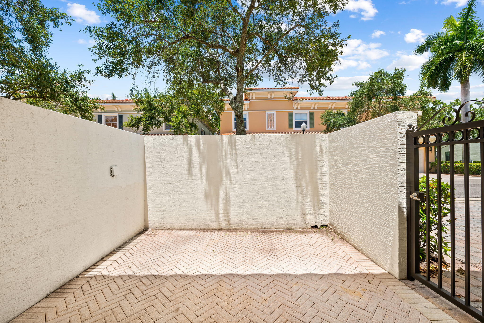 SAWGRASS LAKES - Residential