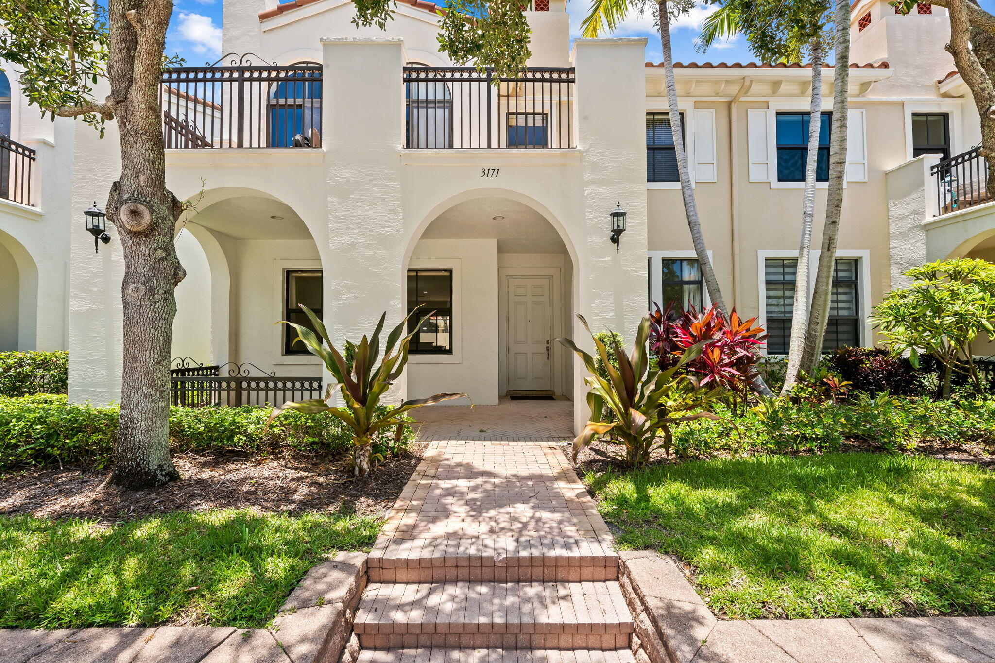 SAWGRASS LAKES - Residential
