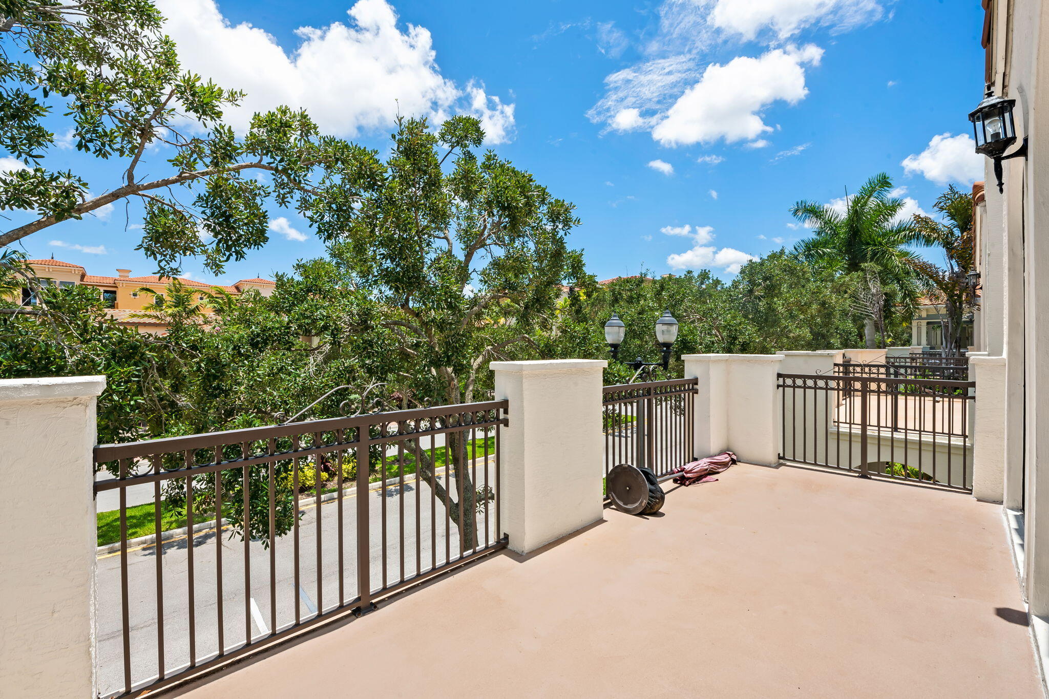 SAWGRASS LAKES - Residential