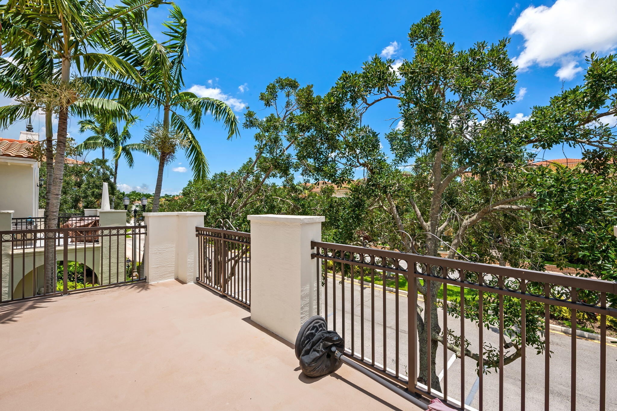 SAWGRASS LAKES - Residential