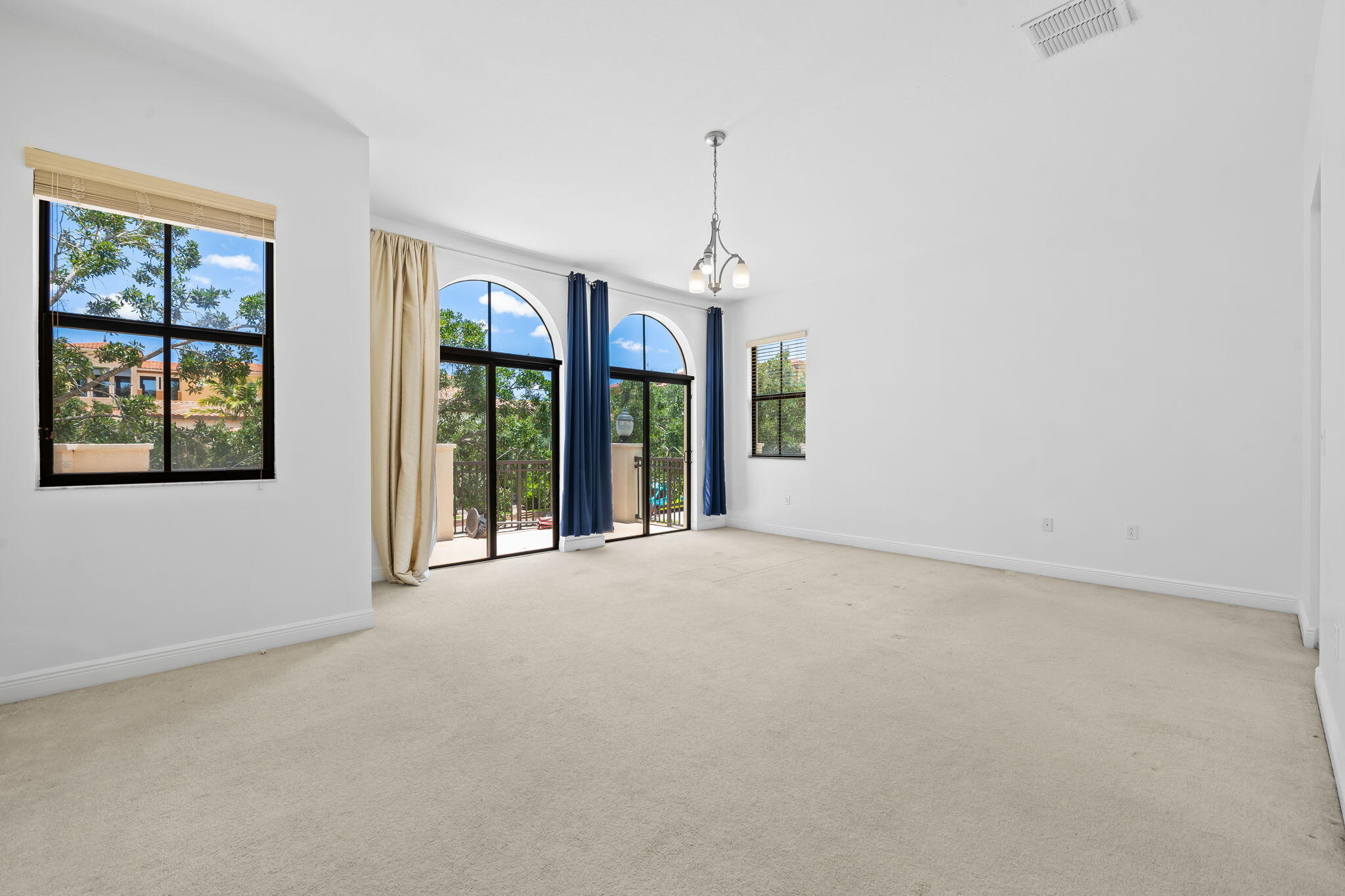 SAWGRASS LAKES - Residential