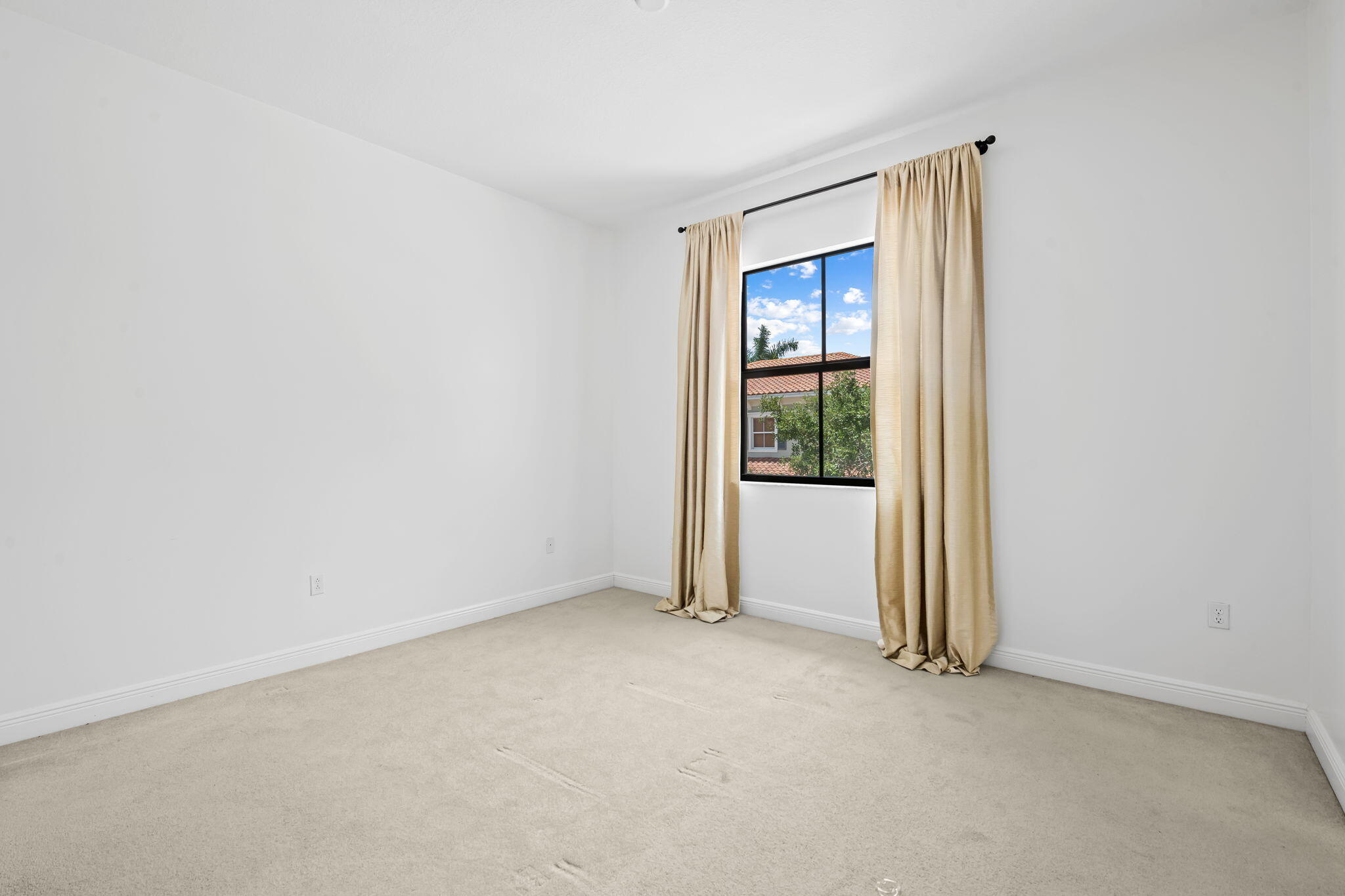 SAWGRASS LAKES - Residential