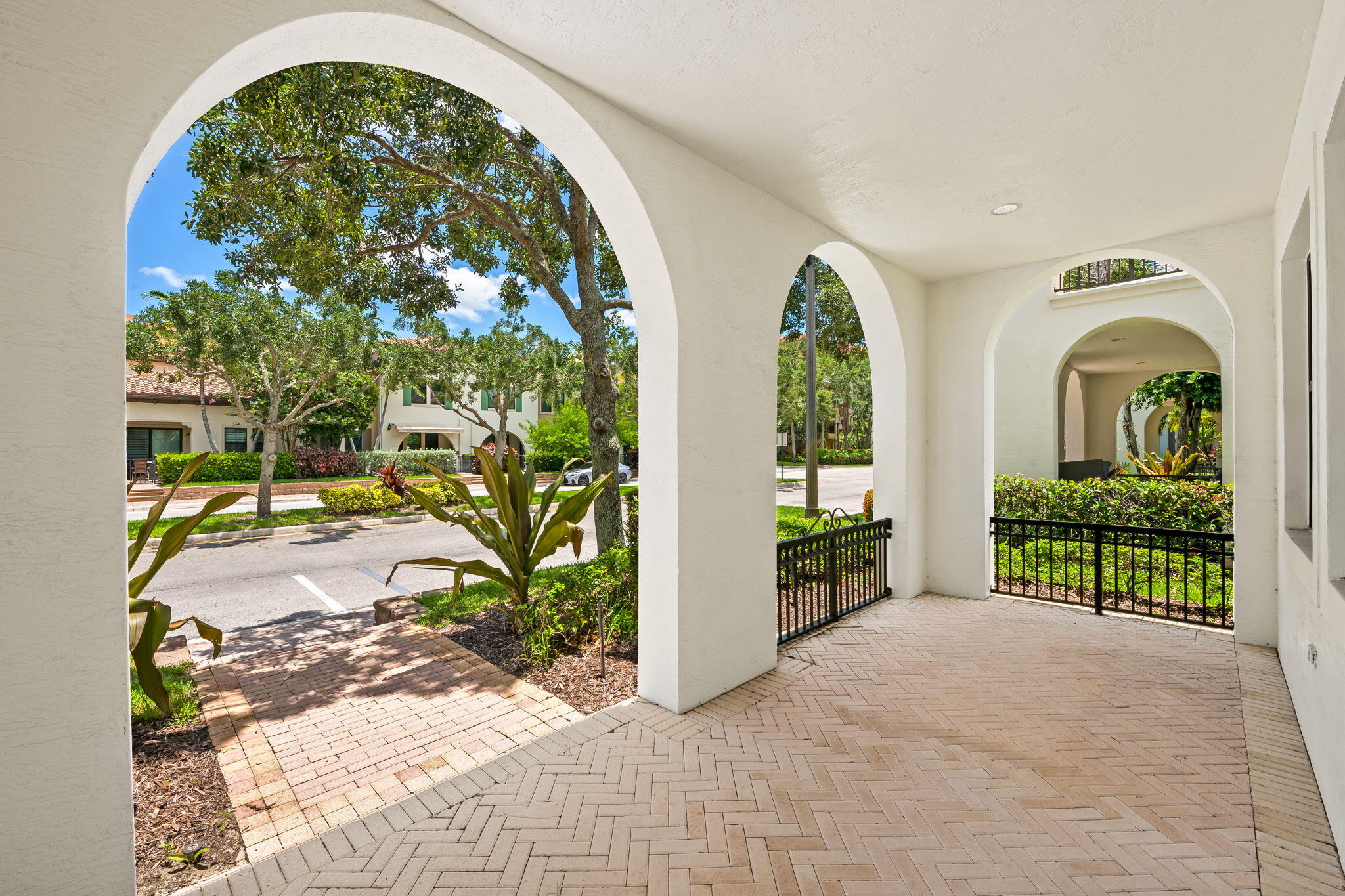 SAWGRASS LAKES - Residential