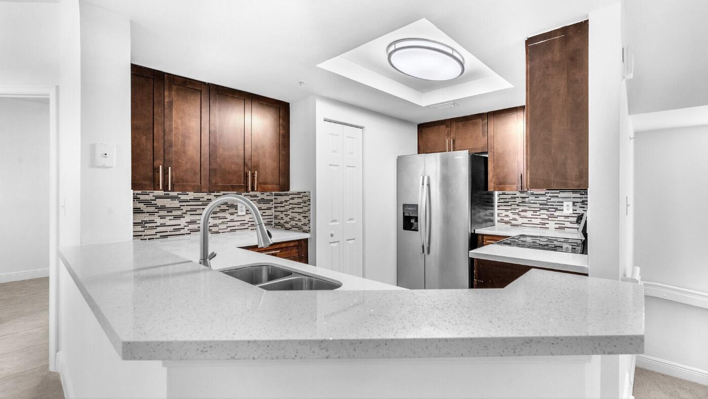 ESTADA OF LOS PASEOS - Residential Lease