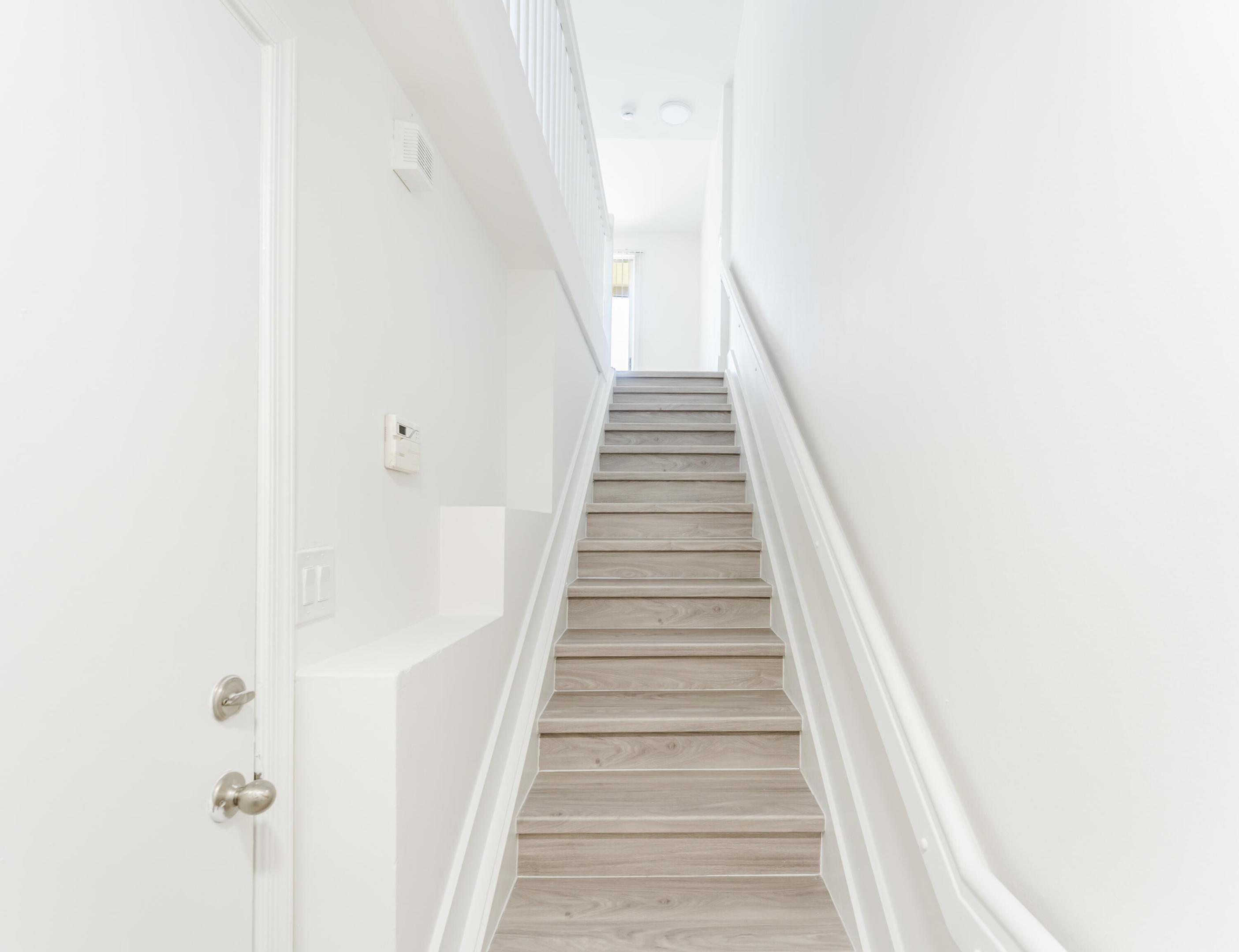 ESTADA OF LOS PASEOS - Residential Lease
