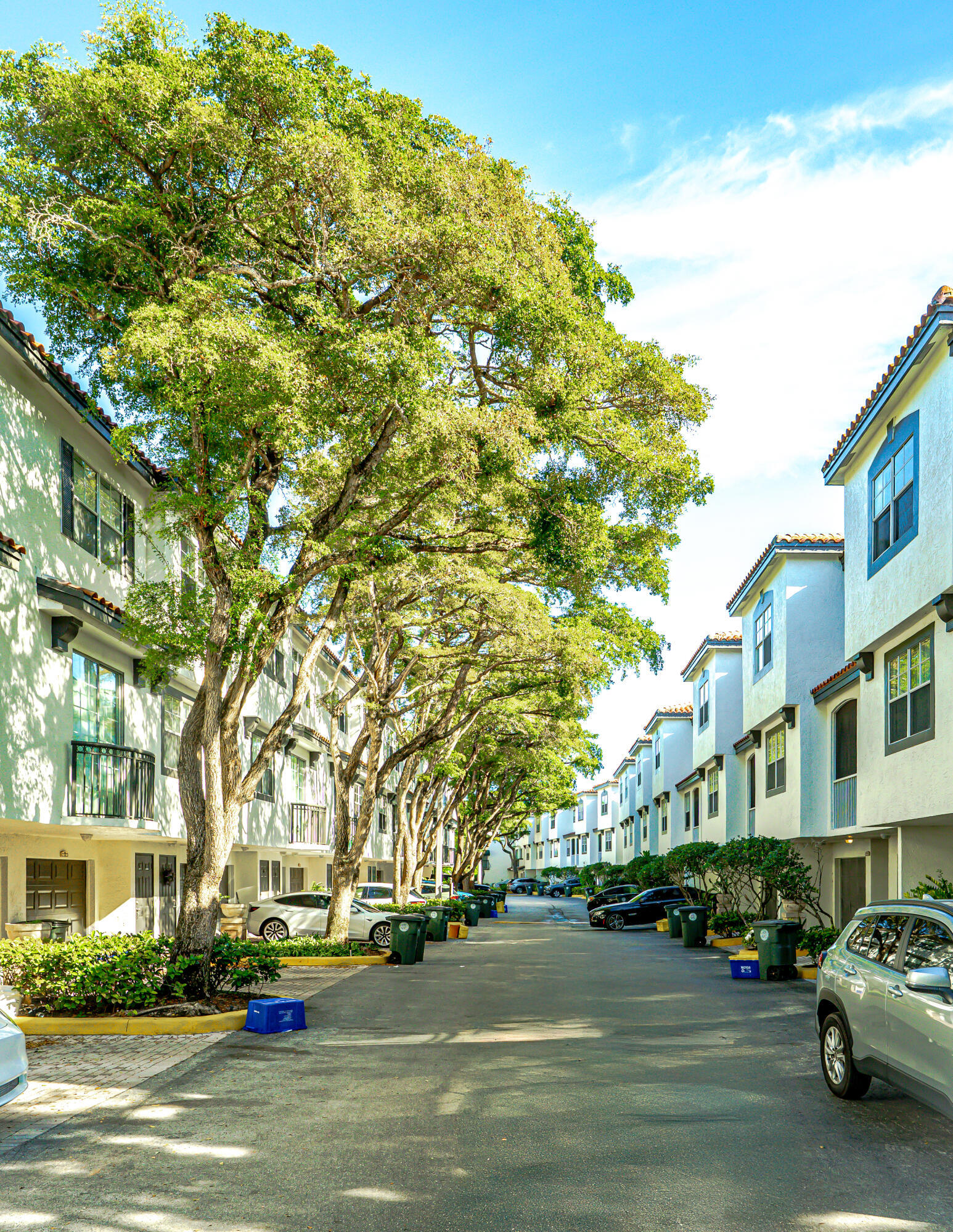 ESTADA OF LOS PASEOS - Residential Lease