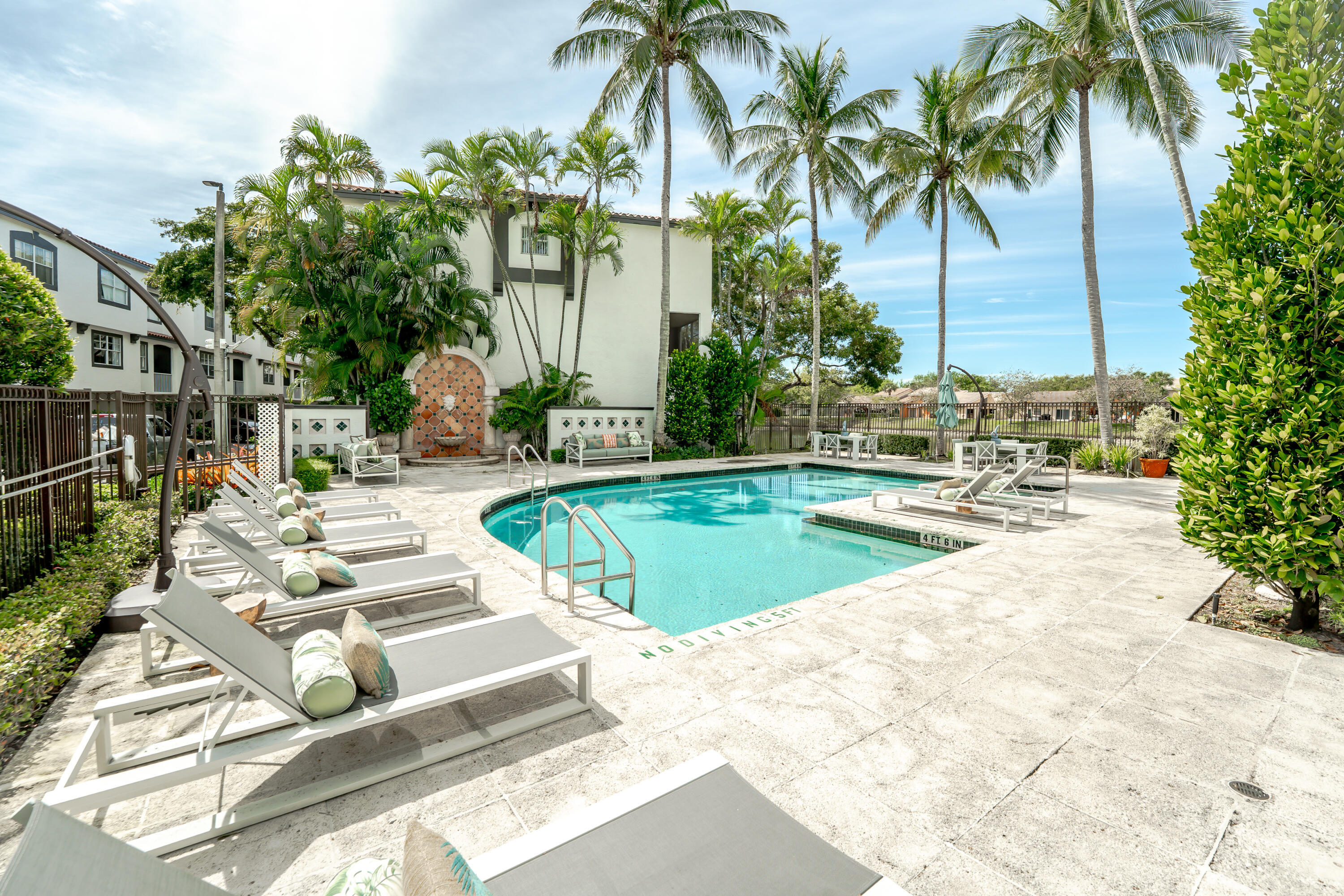ESTADA OF LOS PASEOS - Residential Lease