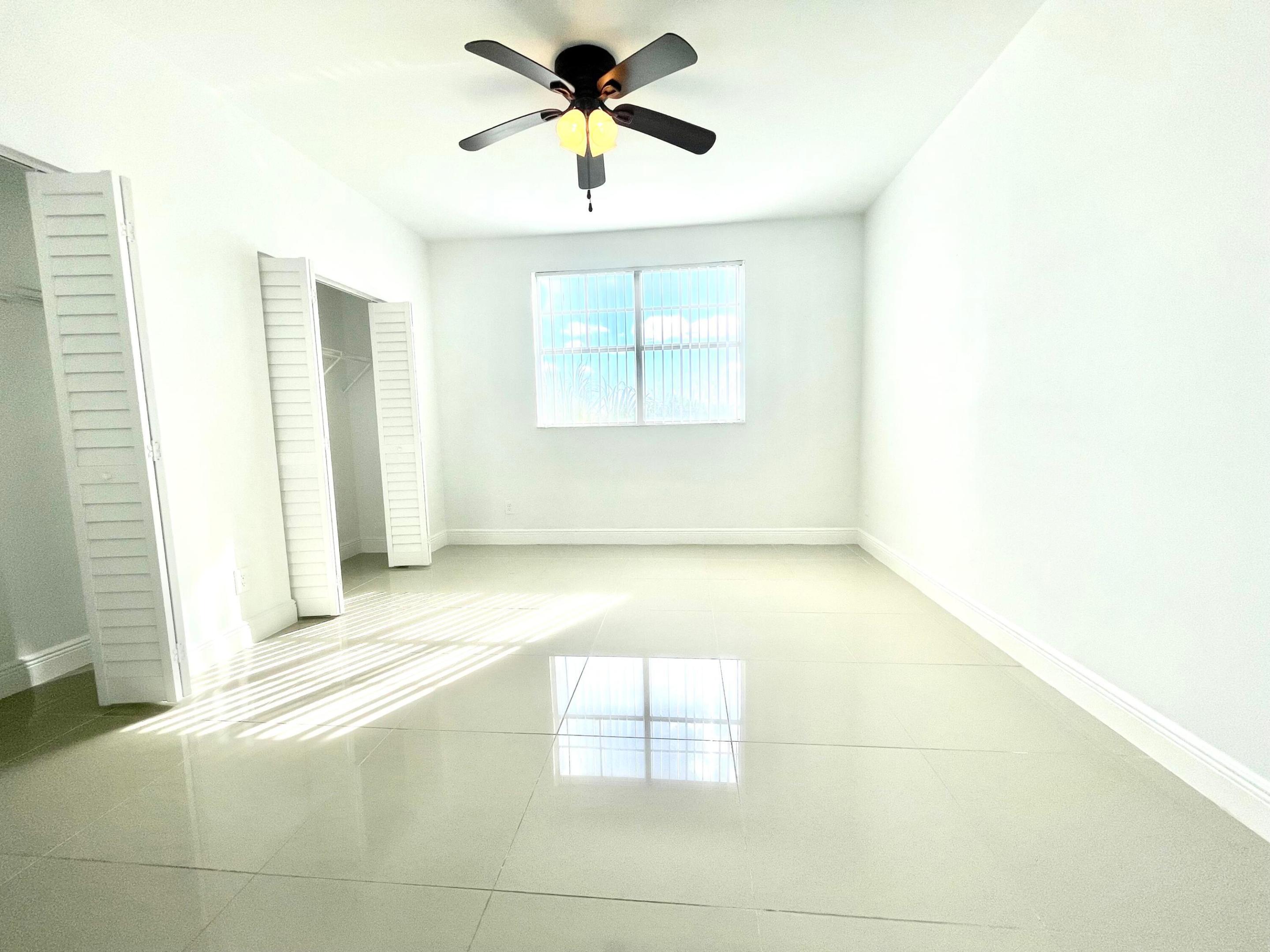 ESTADA OF LOS PASEOS - Residential Lease