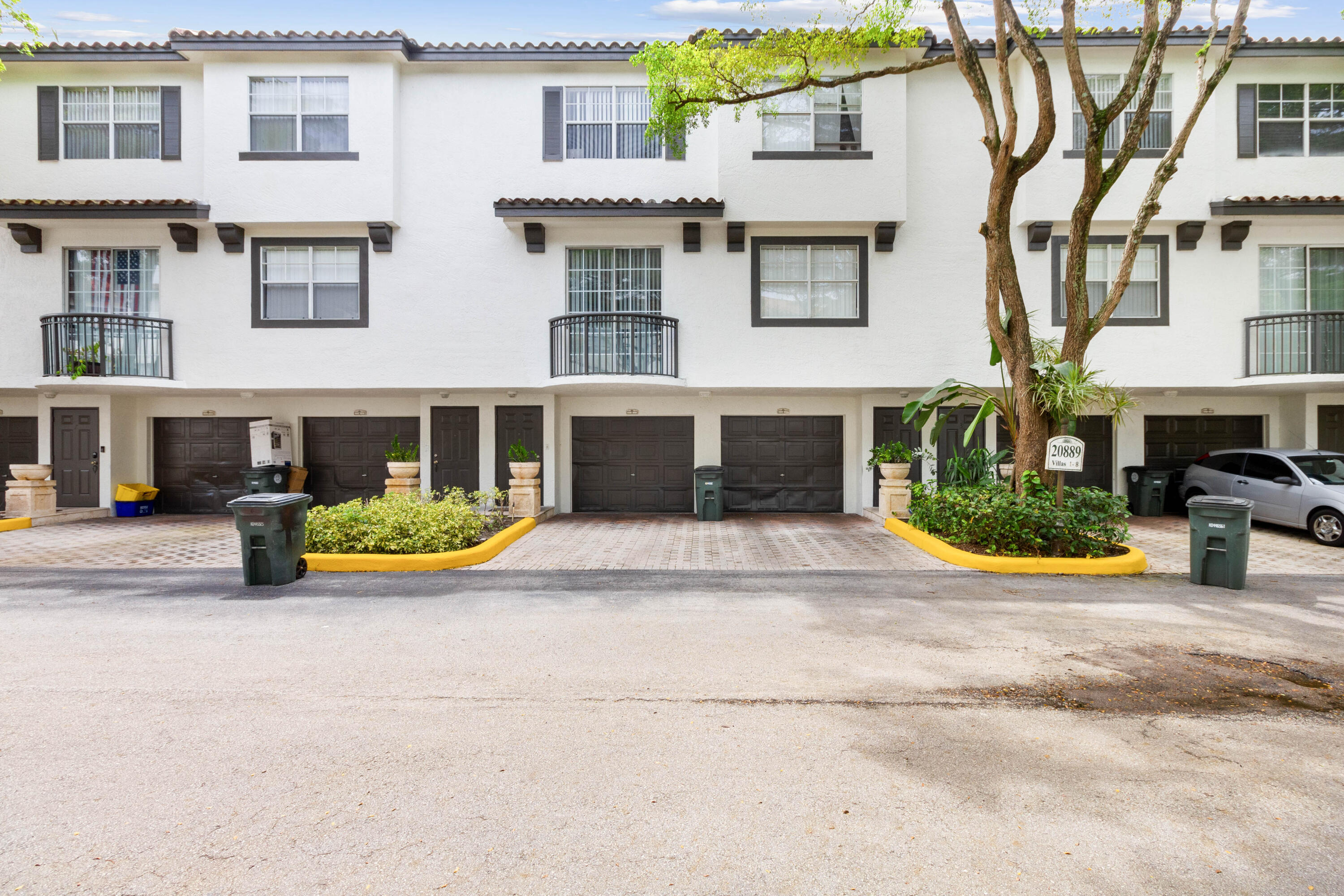 ESTADA OF LOS PASEOS - Residential Lease