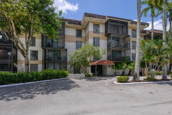 Bright and spacious 1BR/1.5BA condo in the gated, all-ages Inverwood Condo community in Inverrary. Features an open layout, in-unit washer/dryer, and easy access to shopping, dining, I-95, and the Turnpike. Association approval required: $50,000 minimum annual income and 700+ credit score. Schedule your tour today!