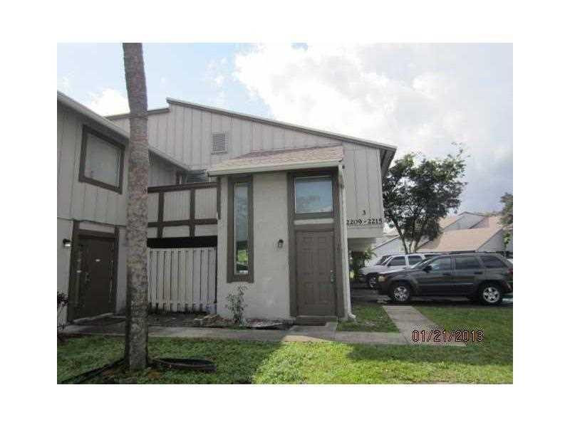 WOW!!! THIS IS AN EXCELLENT INVESTMENT OPPORTUNITY . A SUPER LARGE 3 BEDROOMS AND 2 BATHROOMS TOWNHOUSE WITH A GARAGE SPACE THAT IS AVAILABLE TO RENT IMMEDIATELY. DON'T MAKE THIS OPPORTUNITY PASS YOU TO OWN THIS TOWNHOUSE. THIS TOWNHOUSE IS IN CLOSE PROXIMITY TO SHOPPING AREAS ,SCHOOLS,HOSPITALS AND TO ALL MAJOR ROADWAYS. THIS PROPERTY IS CURRENTLY VACANT.