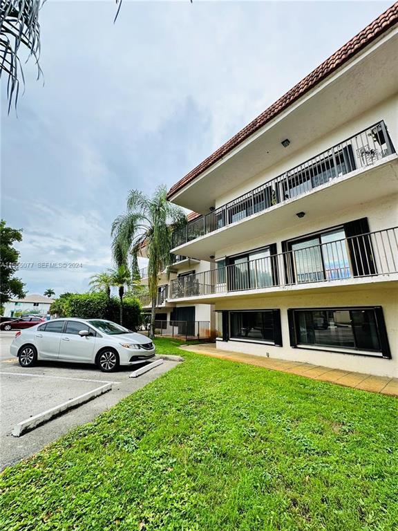 First-floor unit with an open floor plan. Fully equipped kitchen, laminate floor. Great location near colleges, and close to TPK. Association requires a credit score of 650+.