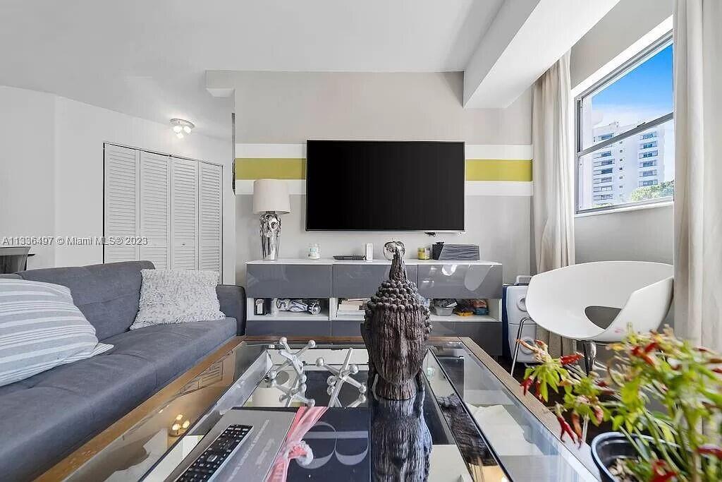 OCTAGON TOWERS I CONDO - Residential