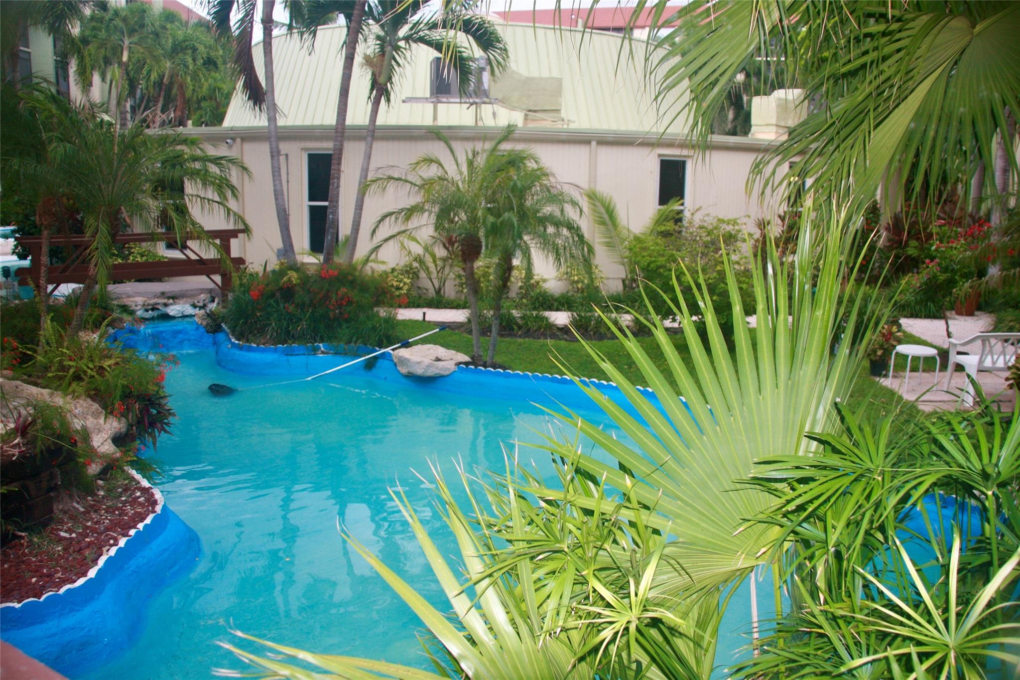 East of US1 this fully modernised 2/2 condo is in the perfect location for everything Florida has to offer, beaches, shopping, golf, pickle ball etc. A great club house, gym, heated pool and Jacuzzi. Tropical gardens.