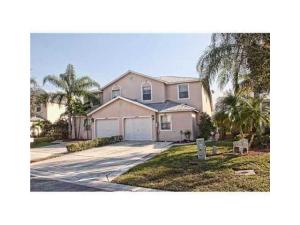 3/2.5/1 ON LAKE + CUL-DE-SAC IN QUIET NEIGHBORHOOD OF WELLINGTON. Master suite downstairs. Tile in LR/DR/kitchen. Carpet in bedrooms. Open loft perfect for family room or office.Screened patio overlooking gorgeous​​‌​​​​‌​‌​​​‌‌​​​‌‌‌​​‌​​‌‌​​​​ lake.