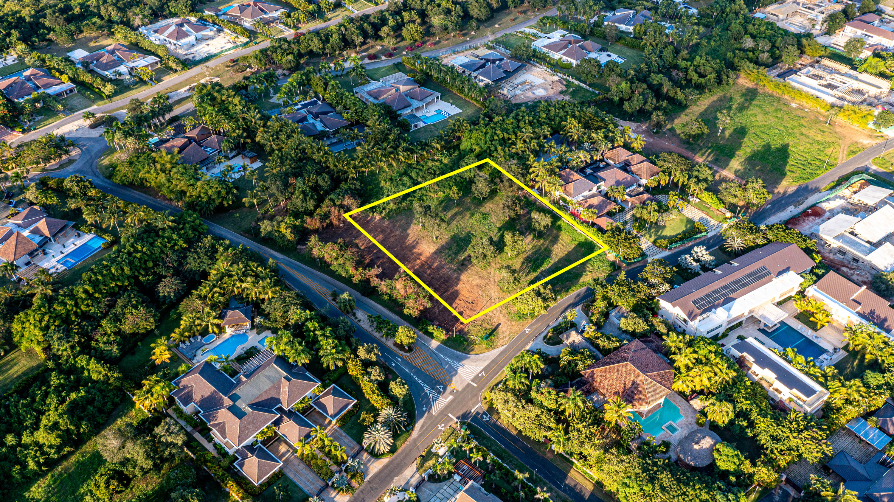 Beautiful 4,874-square-meter lot / 52,466 square feet , with North/South orientation, in an excellent location. The property includes a fully designed and approved project for immediate construction: a 2,500-square-meter (26,910-square-feet) villa, designed by the prestigious architect Marcelle Lama .