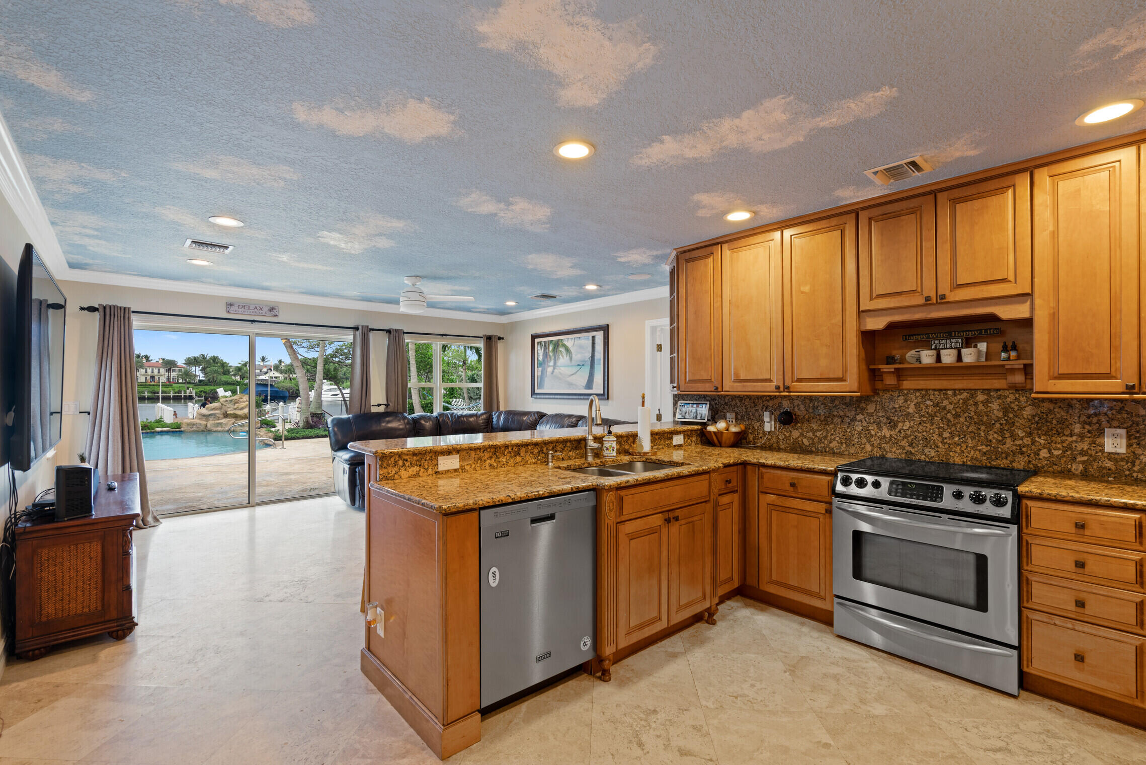 HYPOLUXO ISLAND ADD           N 15 FT OF LT 70 & L - Residential