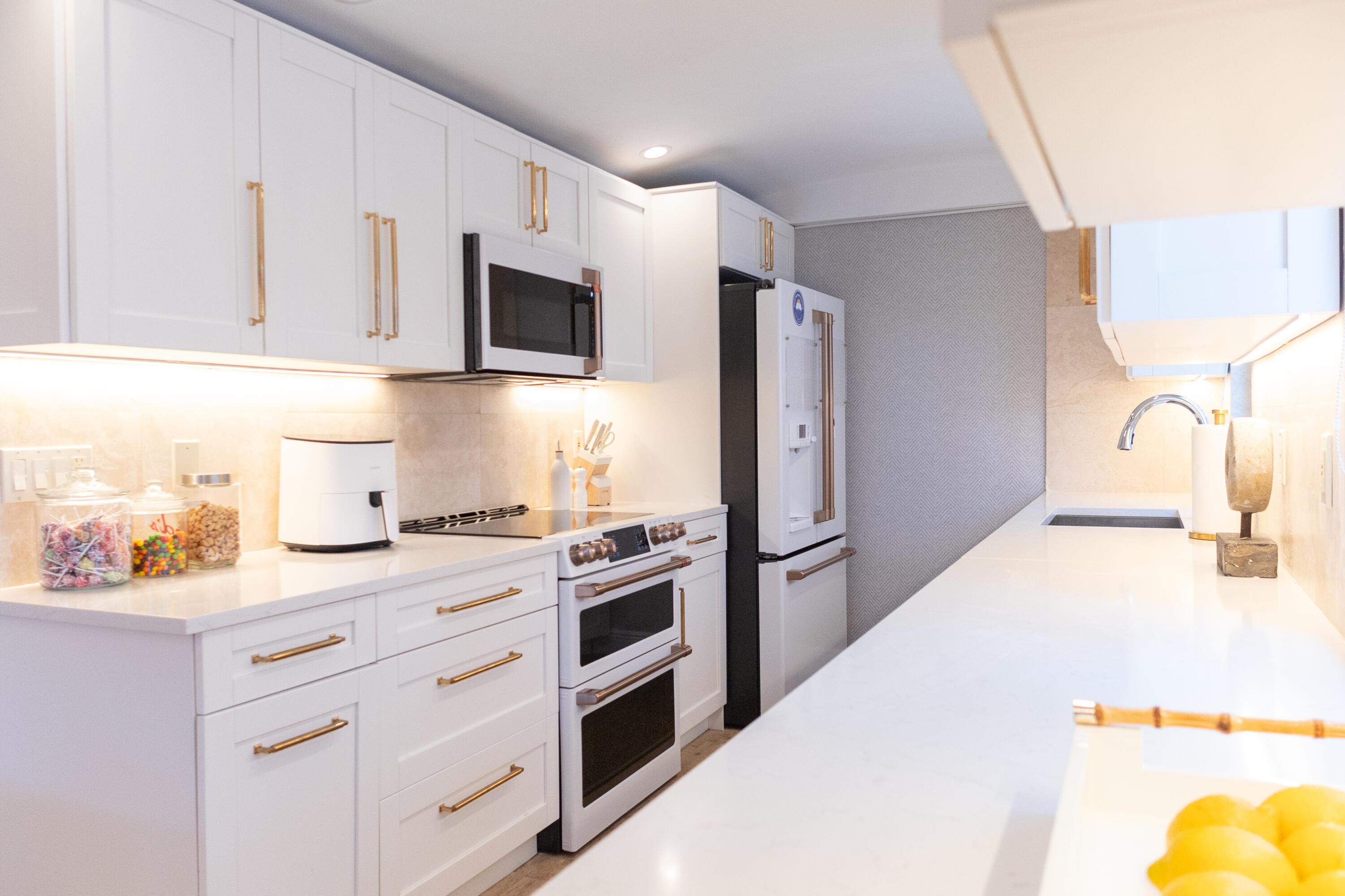 MAYFAIR HOUSE CONDO - Residential