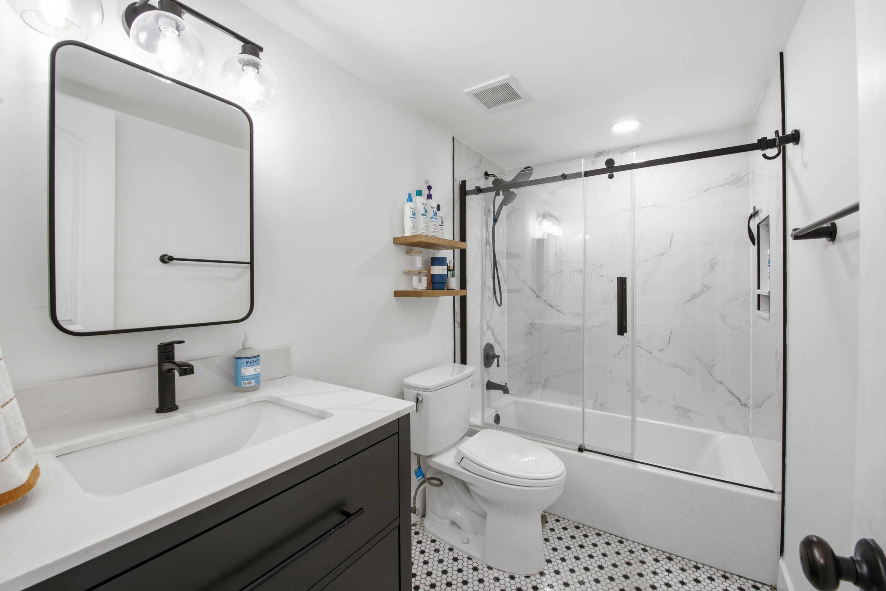 INDIAN SUMMER VILG CONDO PH I - Residential