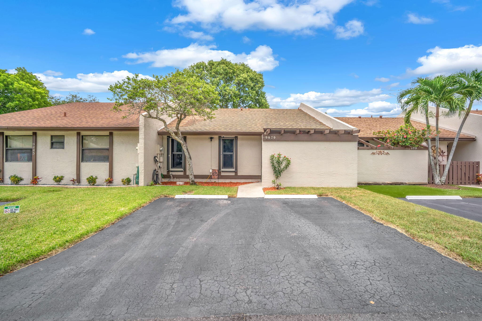 Beautiful 2-bedroom, 2-bath, full SMART HOME villa in the heart of Pembroke Pines located in East Lakes Community! New floors, A/C 2023, Storm protection and an inside laundry. Extra large covered and screened in patio. Community offers a low HOA with a private pool, children's play area, and scenic walk/jog paths, tennis courts C.B. Smith Park. Ideally located near top-rated schools, restaurants, shopping, hospitals, major highways, and just minutes from Pembroke Pines Golf Course!