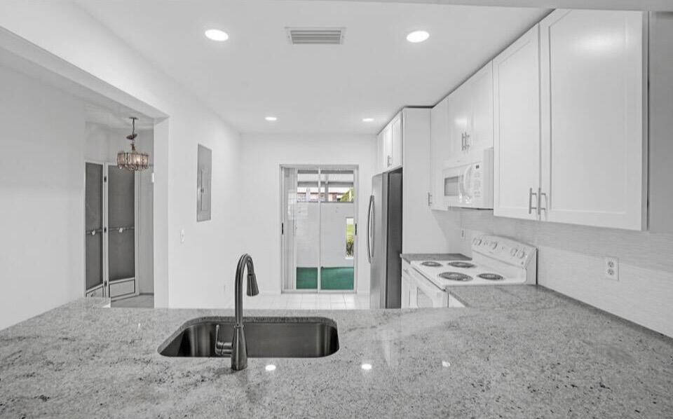 THE GROVE CONDOMINIUM SECTION 1 - Residential Lease
