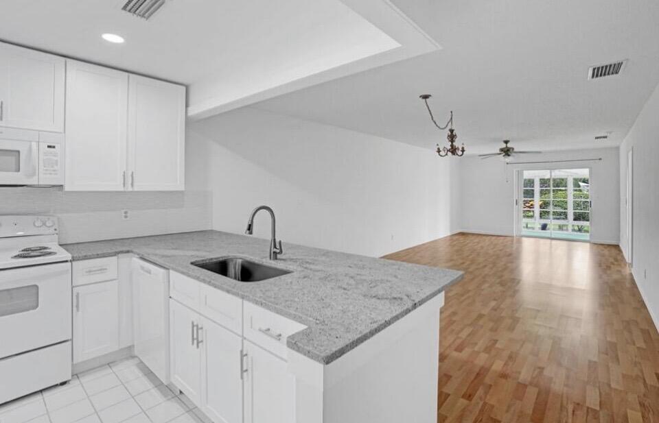 THE GROVE CONDOMINIUM SECTION 1 - Residential Lease